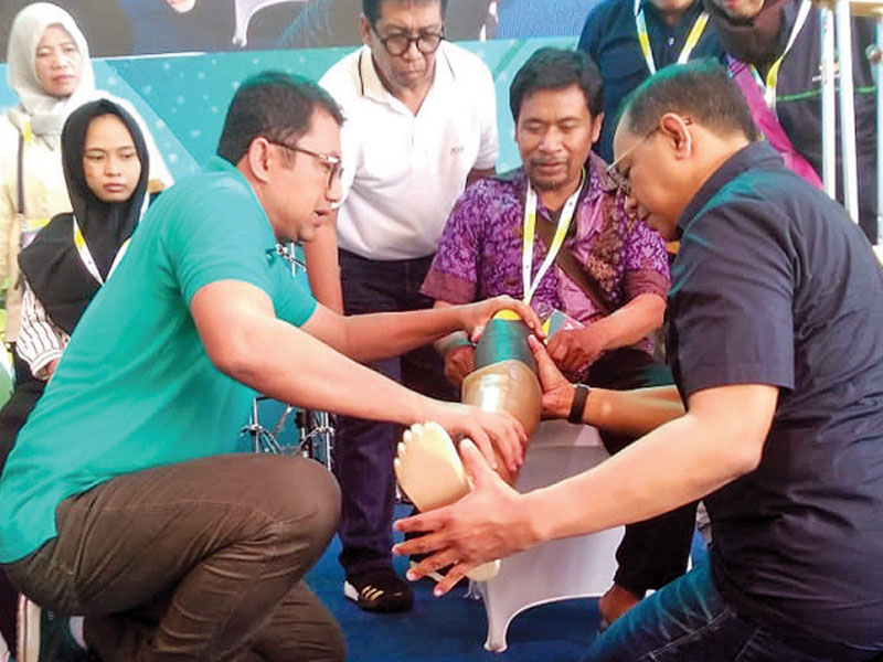 Pelaksana tugas (Plt) Direktur Utama PT GMF AeroAsia Tbk Tazar Marta Kurniawan (kanan) bersama Ketua Kick Andy Foundation Ali Sadikin 