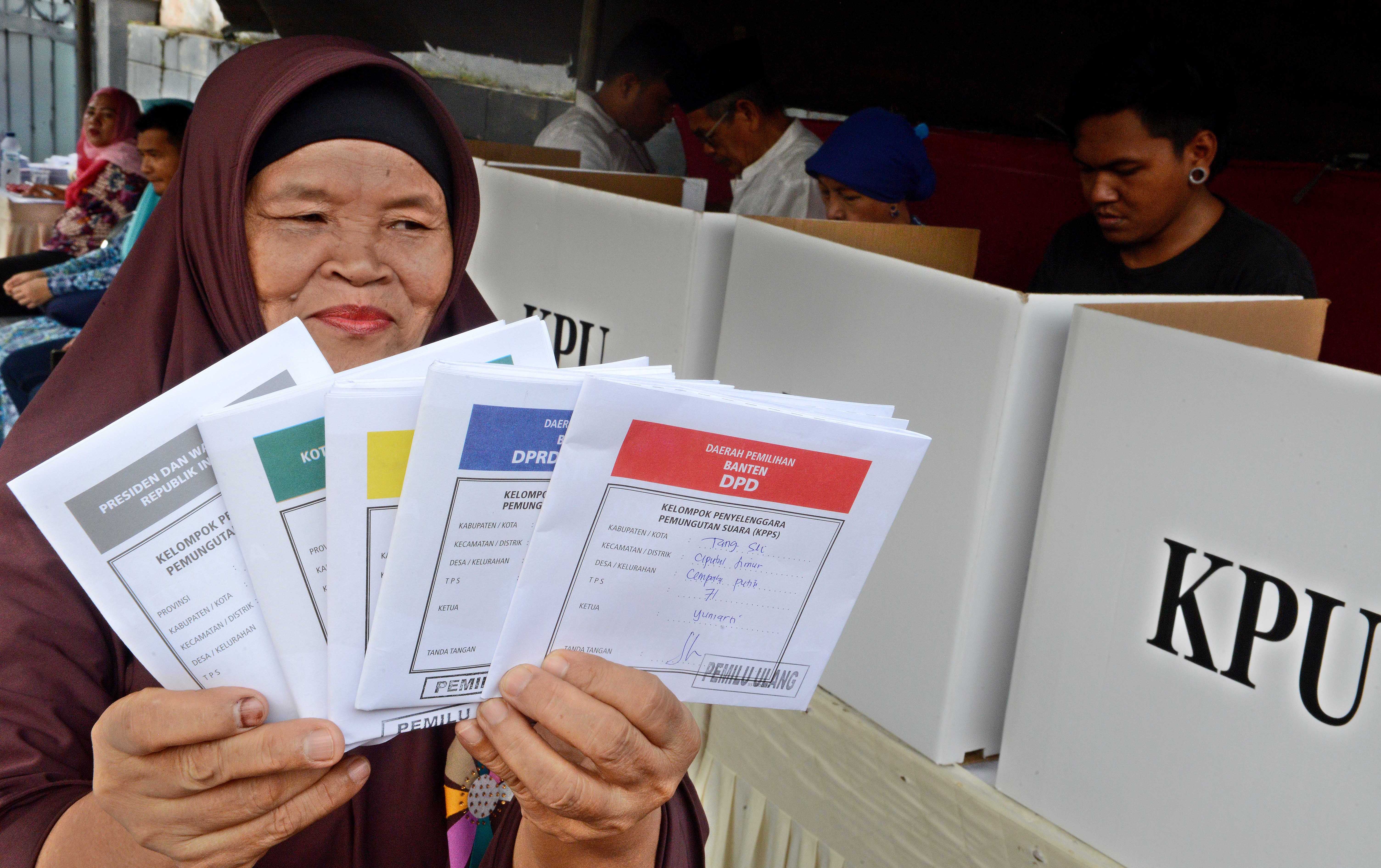 Warga menunjukkan kerta suara dalam PSU di TPS 71, Cempaka Putih, Tangerang Selatan, Banten, Rabu (24/4). 