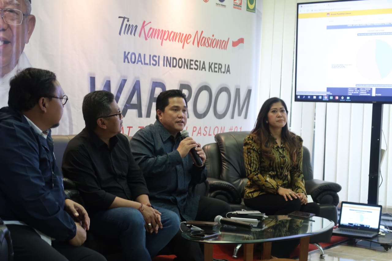 Ketua TKN Jokowi-Amin Erick Thohir (memegang microphone) di War Room TKN