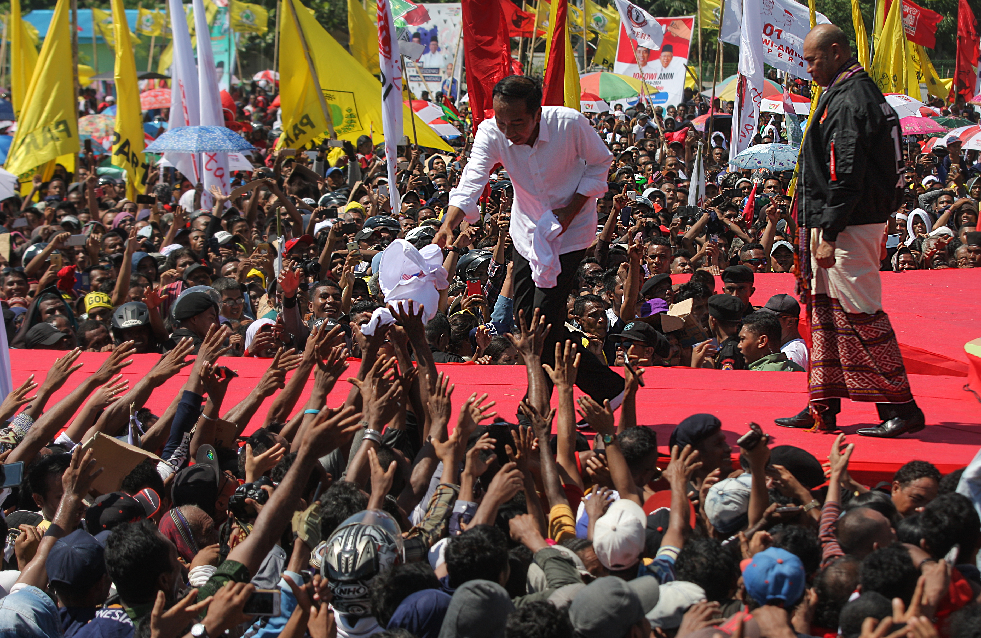 Capres Jokowi saat menyapa warga di Kota Kupang, NTT, Senin (8/4).