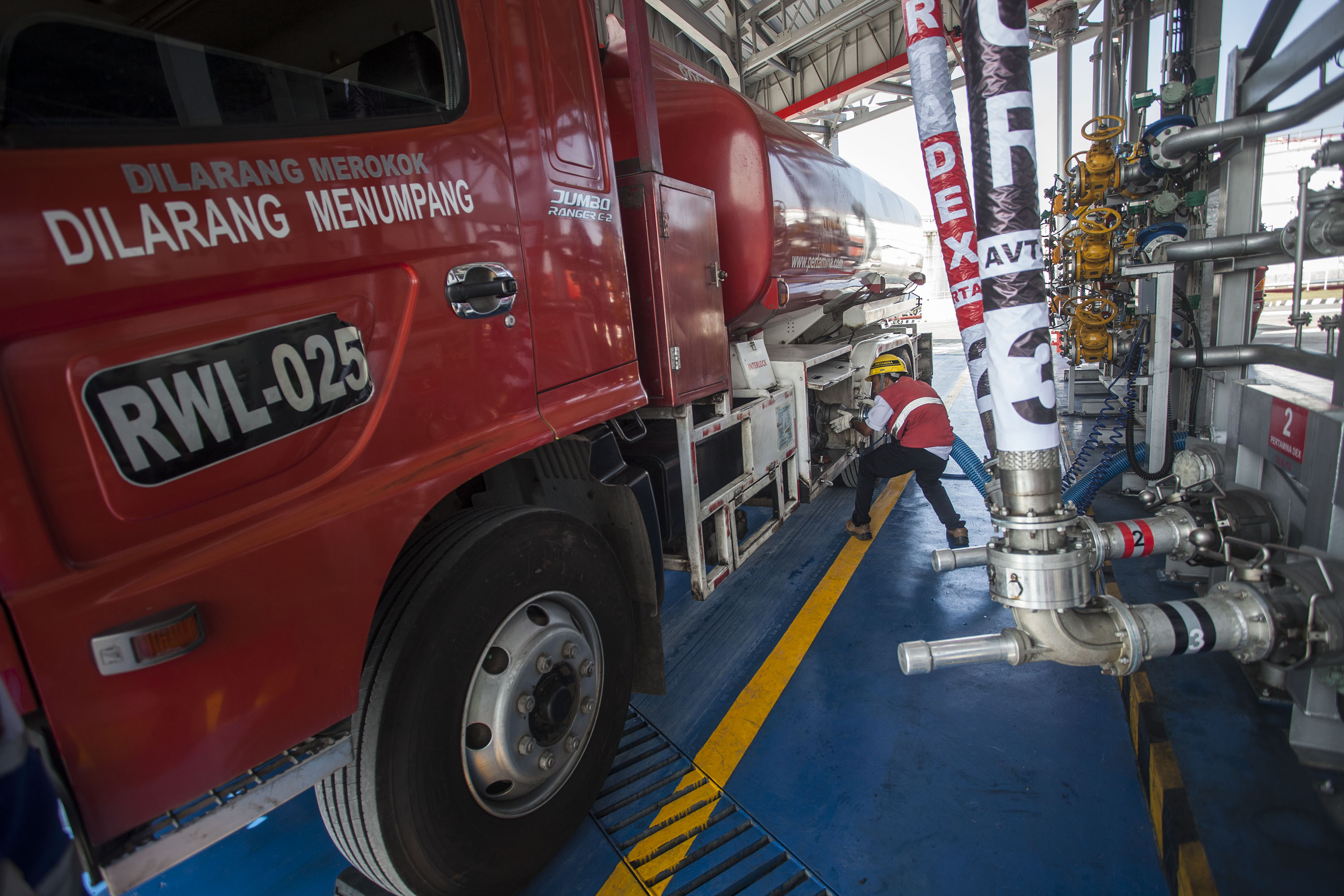 Petugas melakukan pengisian BBM ke mobil tangki di Terminal BBM Rewulu, Sedayu, Bantul, DI Yogyakarta