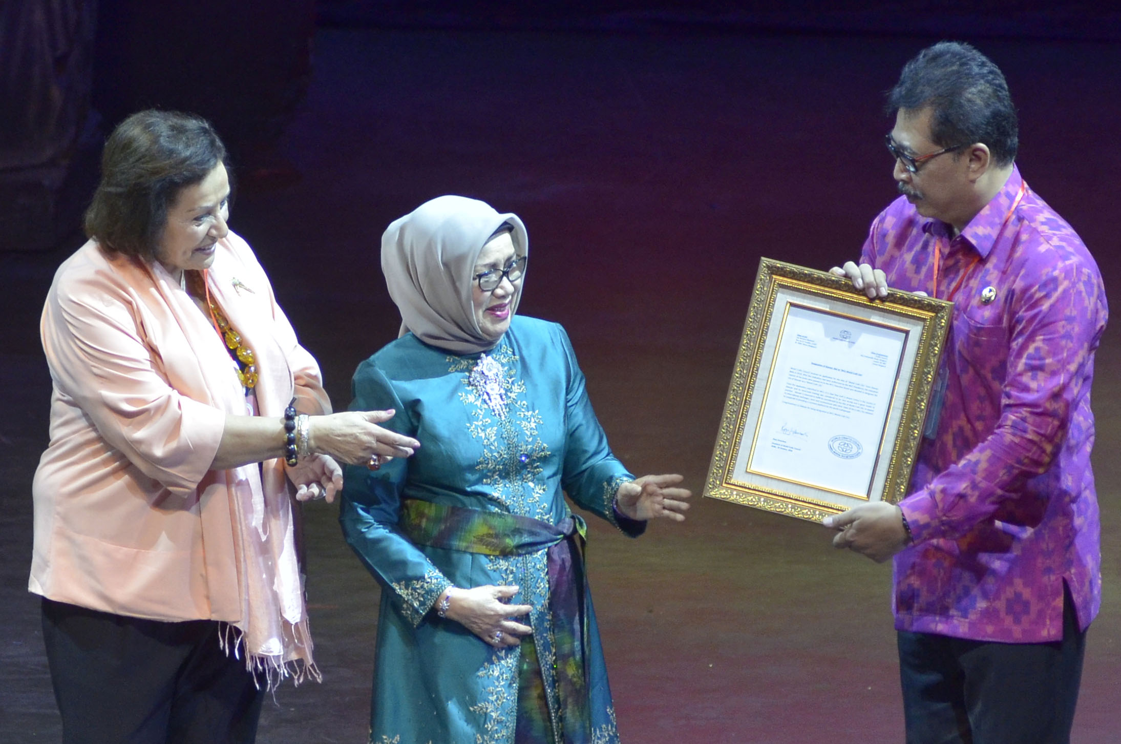 Ketua Dekranas Mufidah Jusuf Kalla menerima piagam penetapan Gianyar sebagai Kota Kerajinan Dunia di Gianyar, Bali, Senin (22/4)
