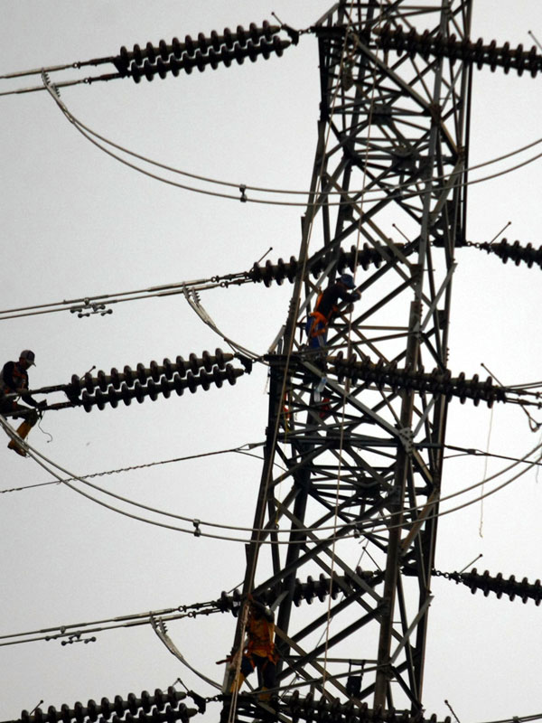 Untuk memperkuat sistem kelistrikan Jakarta dan Banten, PLN melakukaan penggantian material transmisi utama seperti Konduktor Sutet 500 kV,,