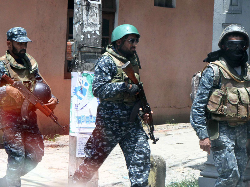 Tentara Sri Lanka berpatroli disekitar jalan Digana,pinggiran kota Kandy,Sri Lanka.