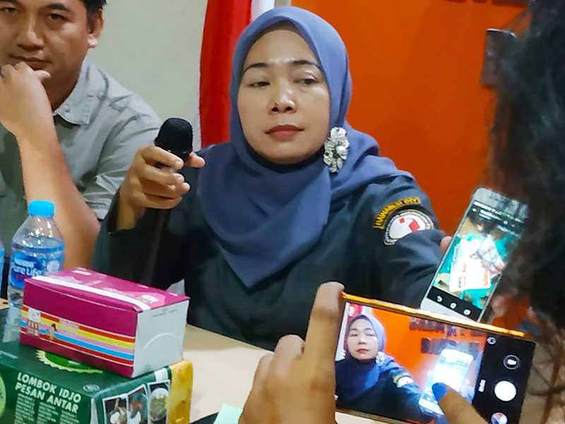 Bawaslu Provinsi DIY, Sutrisnowati, menunjukkan surat suara sudah tercoblos.