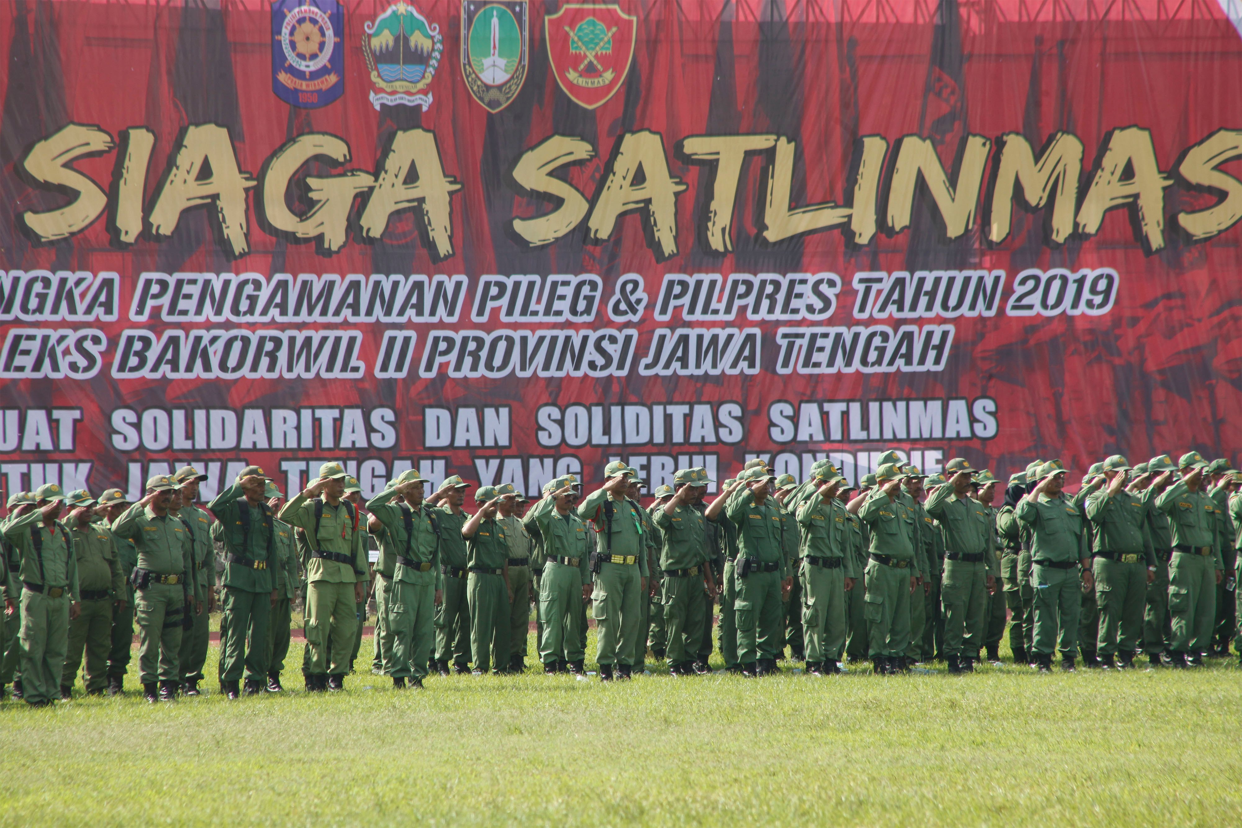 Anggota Satuan Perlindungan Masyarakat (Satlinmas) se-Eks Bakorwil II Jawa Tengah mengikuti apel siaga pengamanan Pemilu 2019