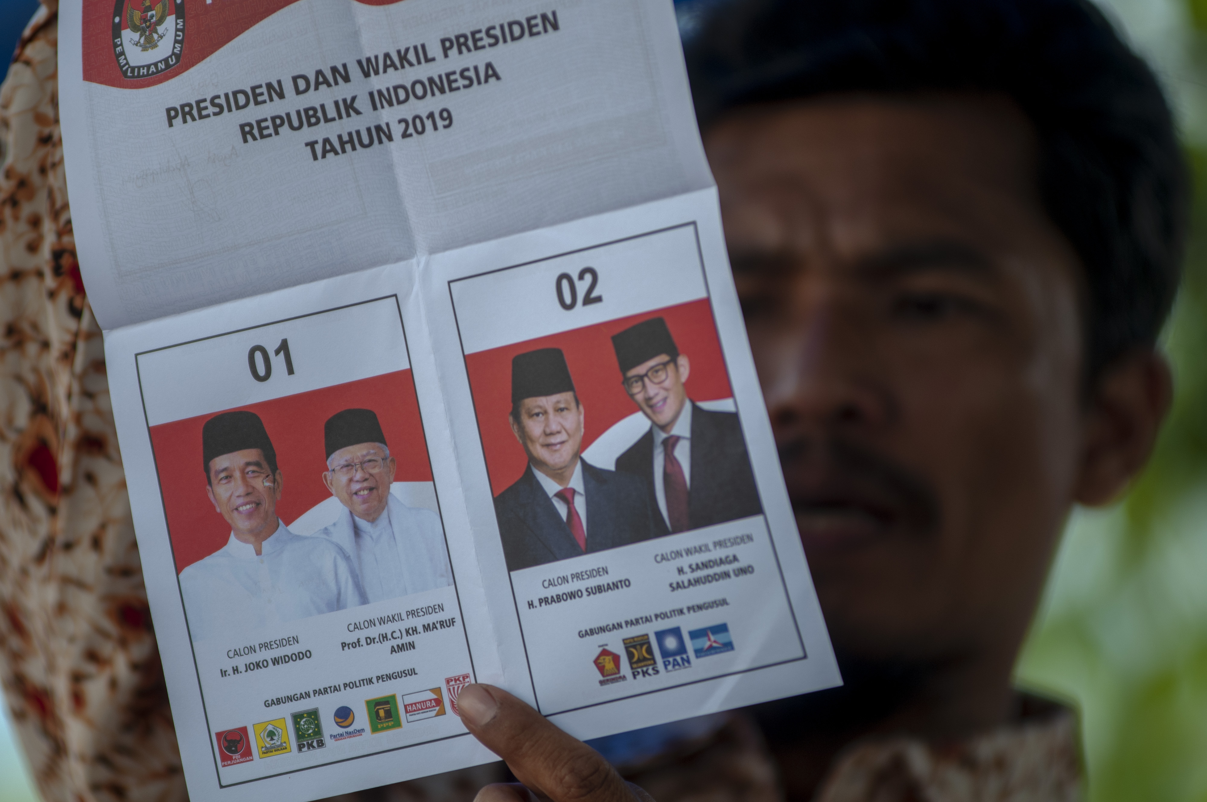 Petugas KPPS menunjukkan surat suara untuk PSU