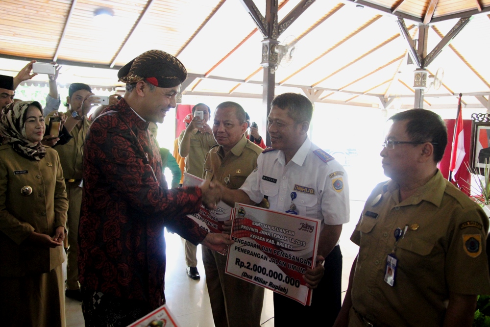 Ganjar Janji Hadiah yang Bisa Olah Barang Bekas APK Jadi Produk Unik