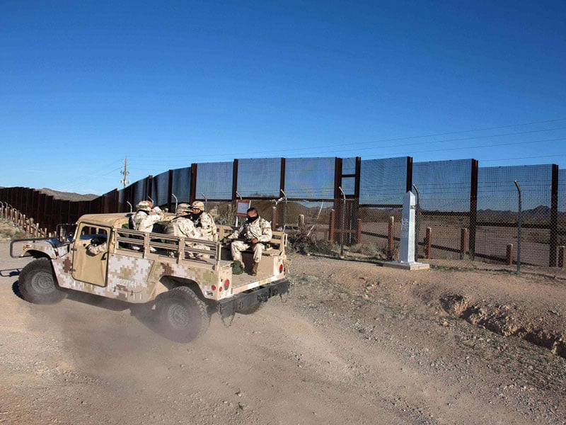 Prajurit AS berpatroli di perbatasan AS-Meksiko