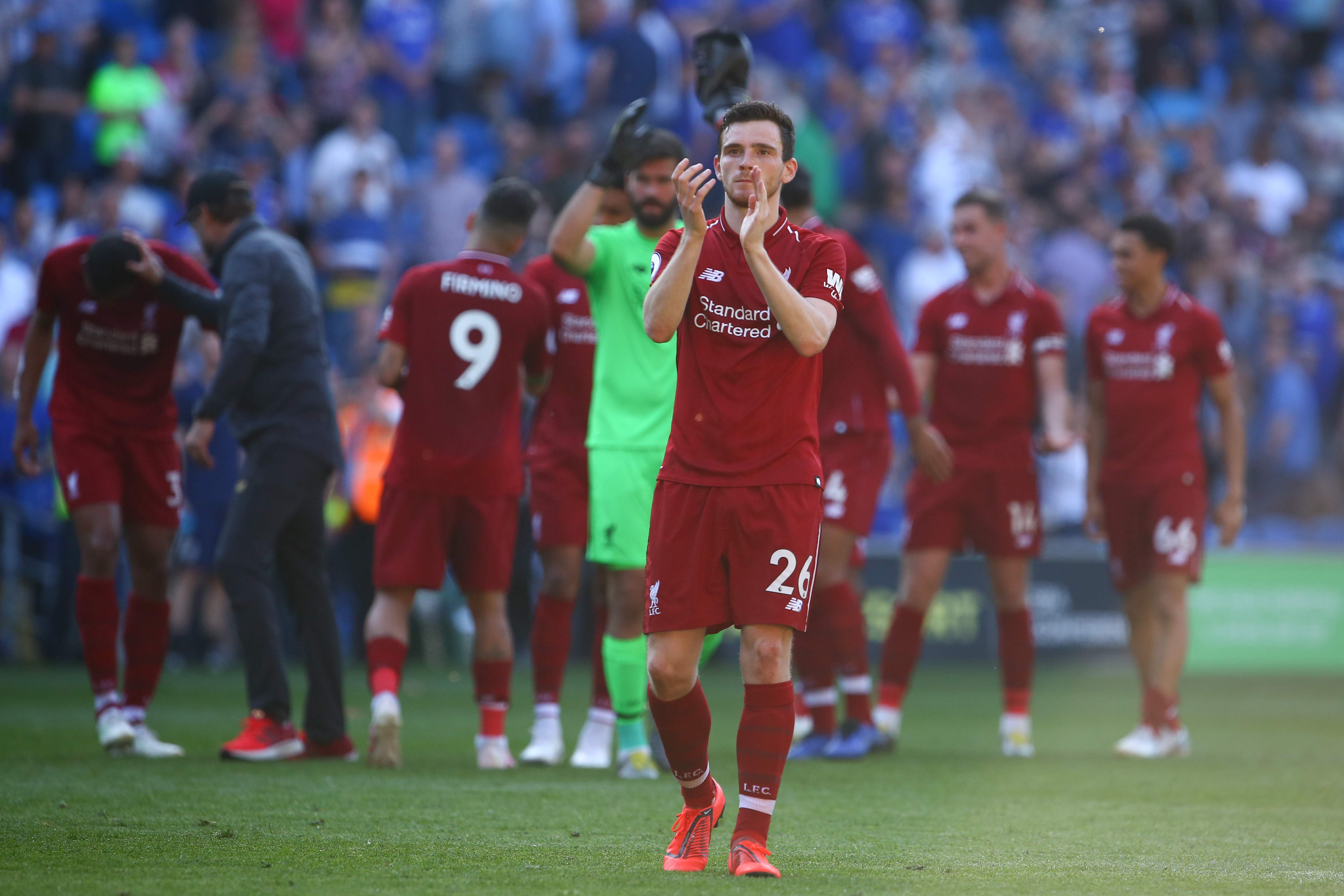 Bek Liverpool Skotlandia Andrew Robertson (C) bertepuk tangan di akhir sepakbola Liga Premier Inggris