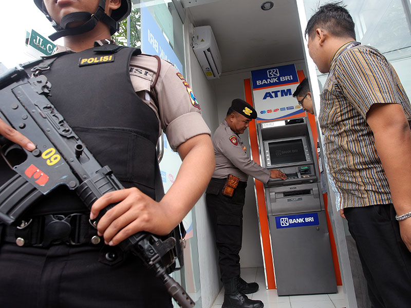 ANTISIPASI PENCURIAN DATA NASABAH PERBANKAN: Petugas gabungan dari Polres Blitar Kota dan Kantor Cabang BRI memeriksa kondisi mesin ATM.