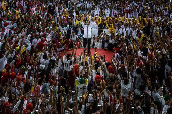 Capres nomor urut 01 Joko Widodo menyapa para simpatisan saat kampanye terbuka di Gedung PLUT, Cikembar, Kabupaten Sukabumi