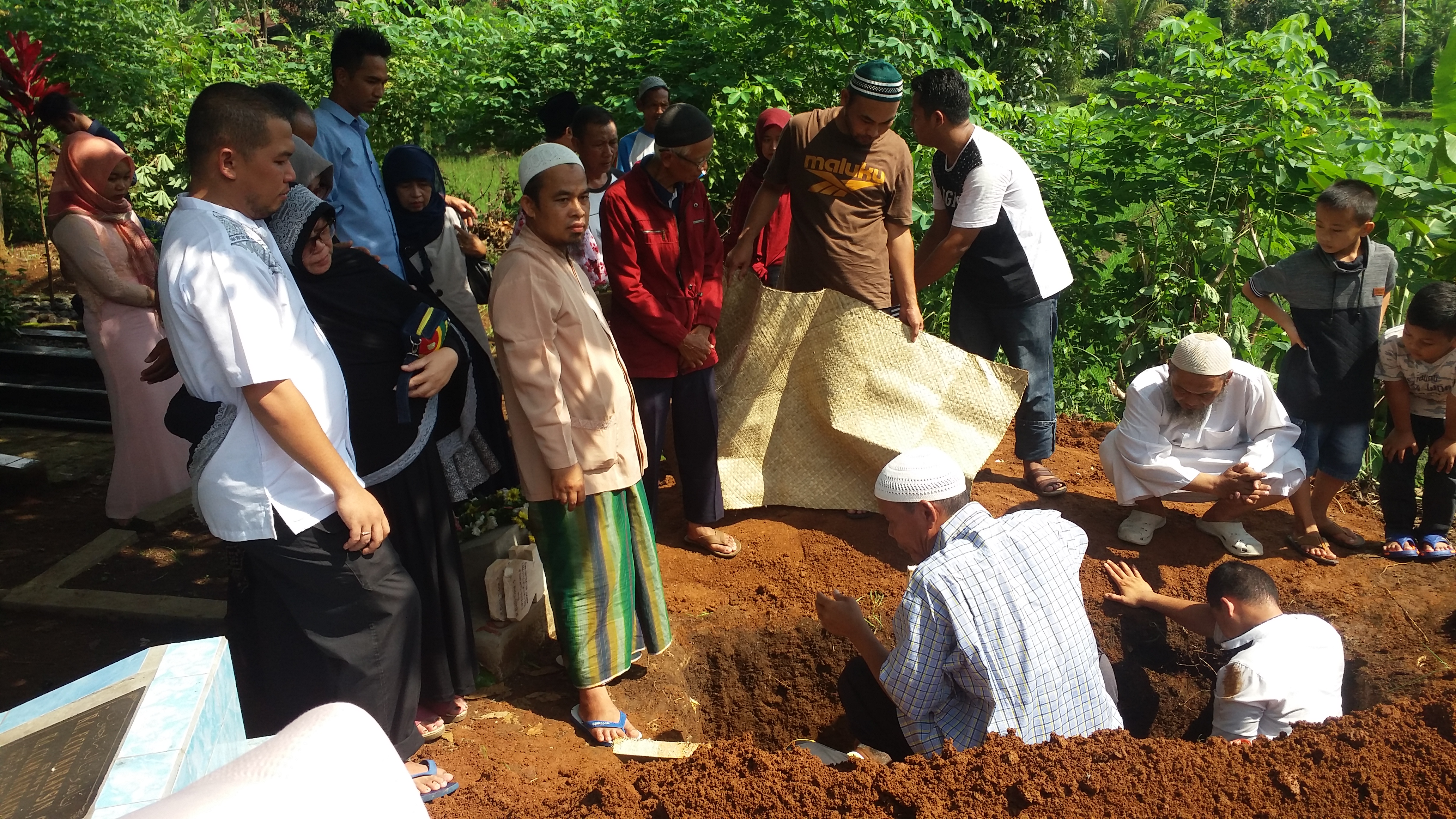 Pemakaman Entis Tisna Sasmita, 60, salah seorang anggota KPPS 13 dimakamkan di TPU Sirna Raya, Cianjur, Senin (22/4).