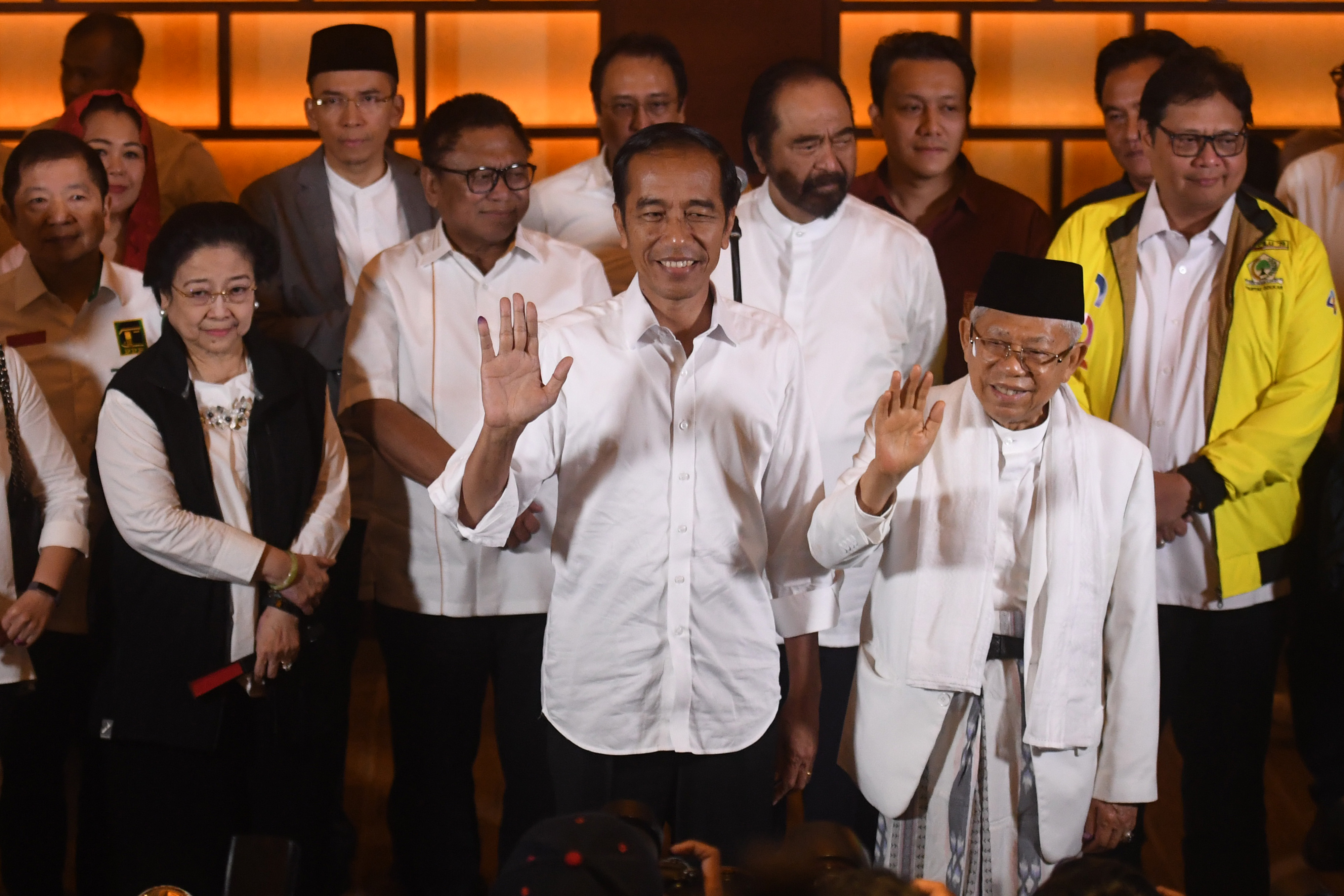 Jokowi-Amin didampingi sejumlah pimpinan Parpol pendukung melambaikan tangan usai memberikan keterangan terkait Pilpres 2019 di Jakarta.