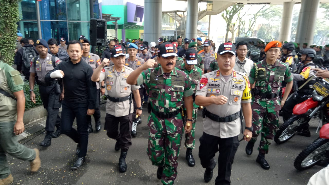 Panglima TNI Marsekal TNI Hadi Tjahjanto dan Kepala Kepolisian Republik Indonesia Jenderal Muhammad Tito Karnavian, tinjau pengamanan pemilu