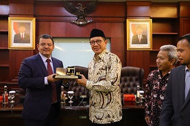 Menteri Agama Lukman Hakim Saifuddin (kanan) bersama Wakil Dirjen Imigrasi Kerajaan Arab Saudi Khaled Al Aloteibi 