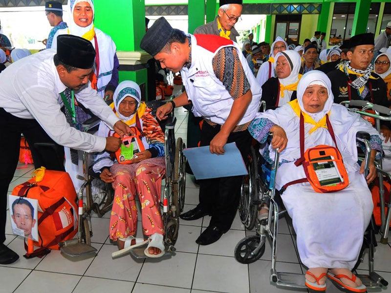  Sejumlah petugas membantu jamaah calon haji lansia.