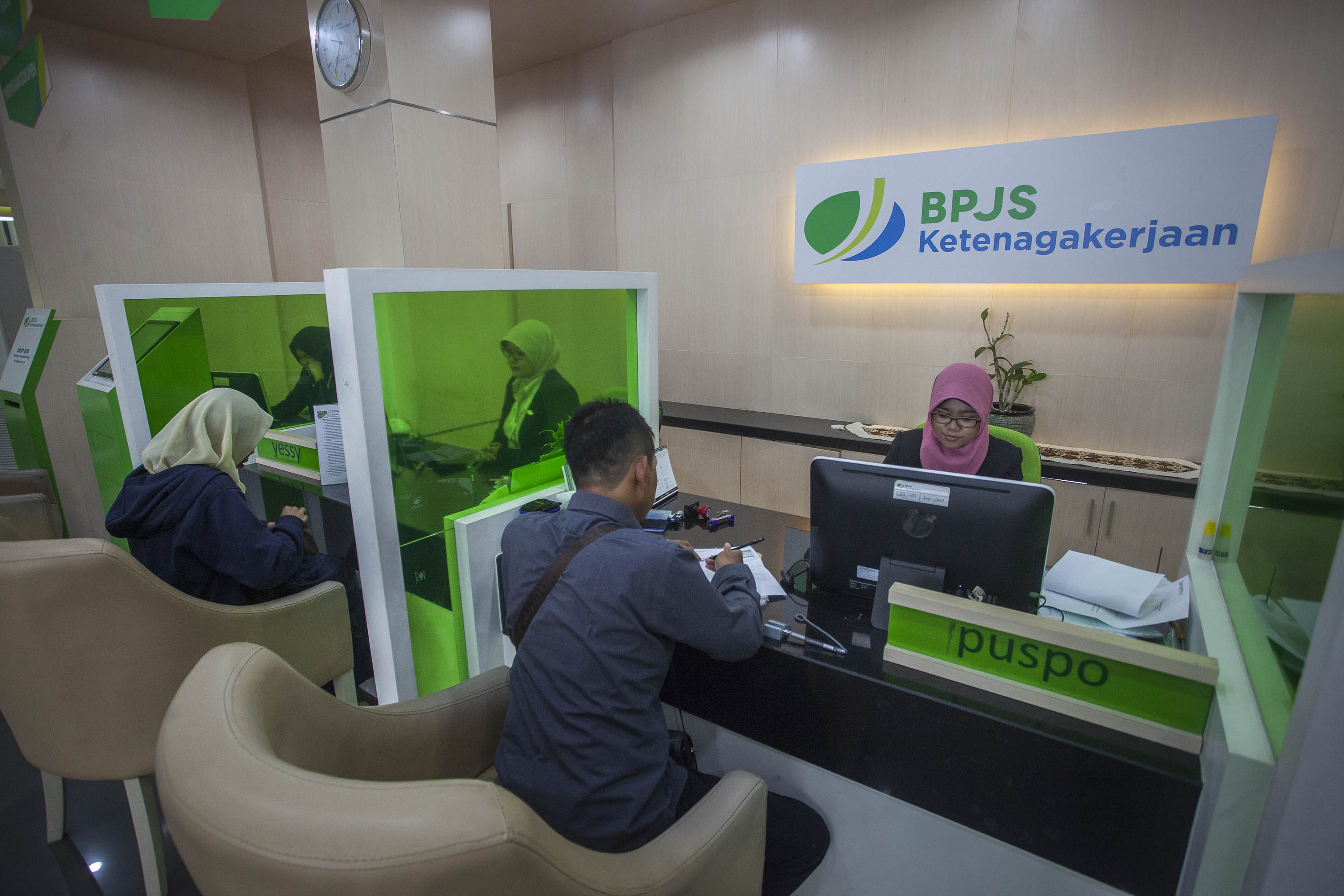 Petugas BPJS Ketenagakerjaan melayani warga di Kantor BPJS Ketenagakerjaan 