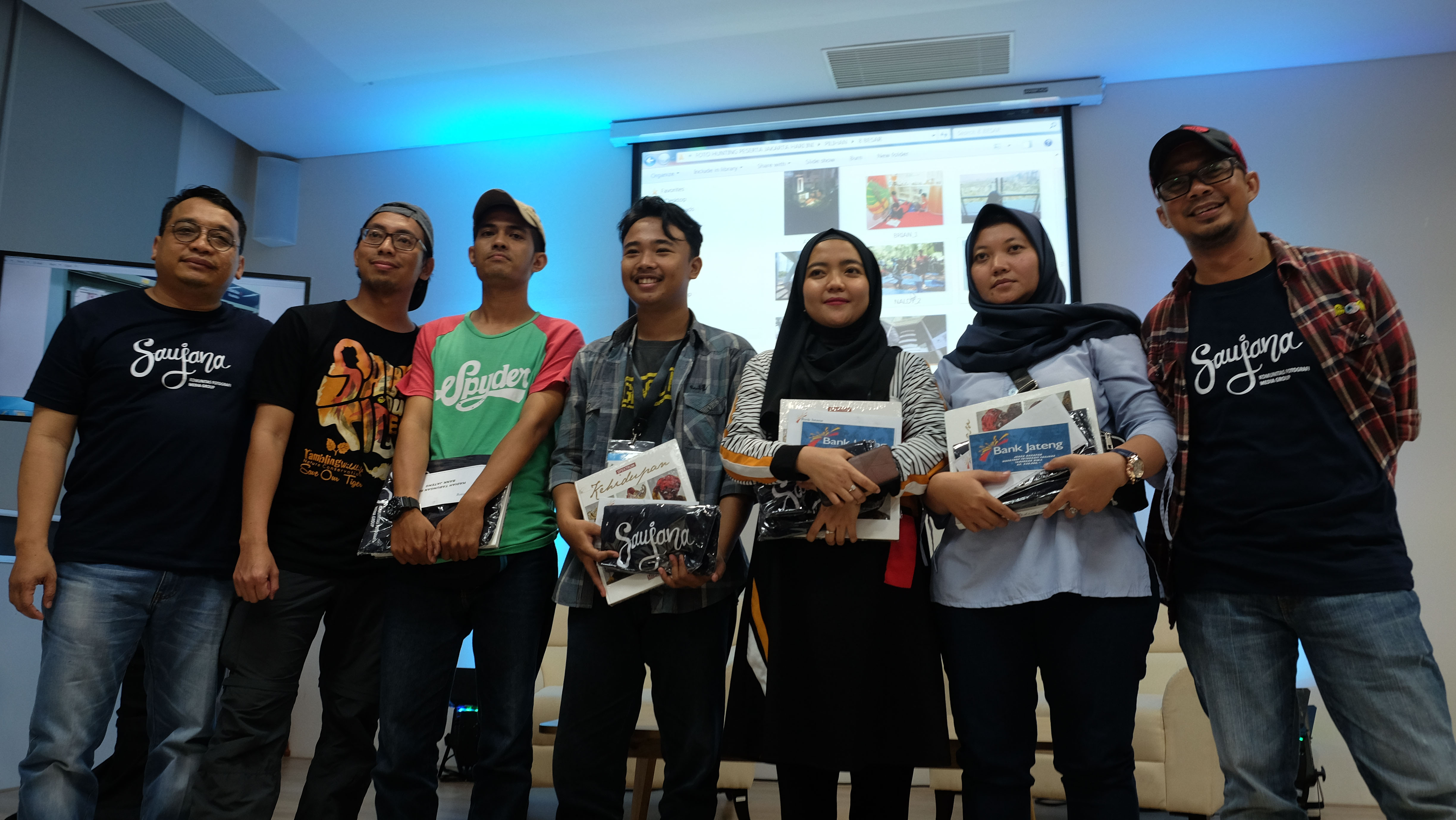 Kepala Divisi Artistik dan Foto Media Indonesia Hariyanto (kiri), Fotografer Media Indonesia Ramdani (kanan) bersama dengan para pemena