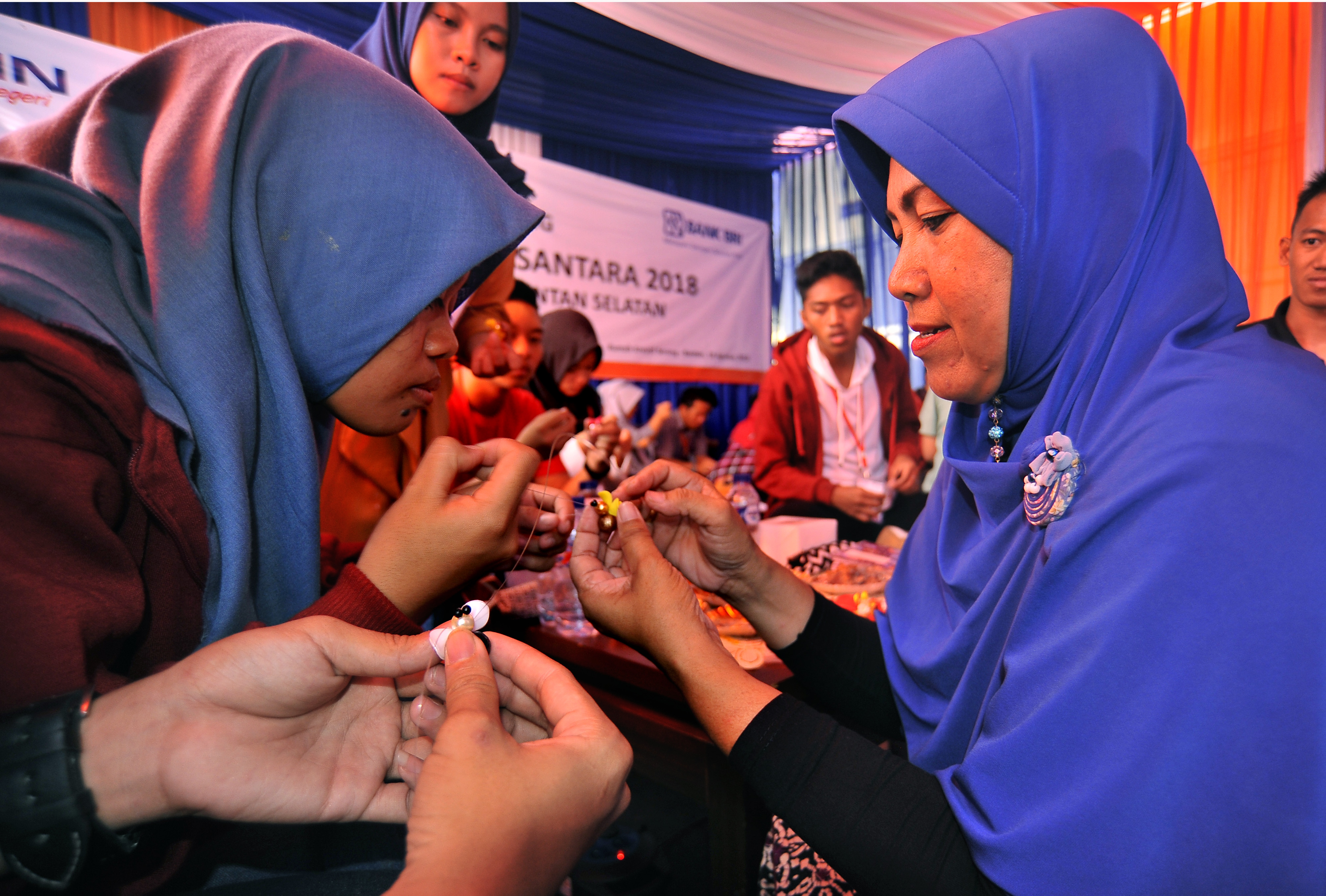 Sejumlah peserta belajar membuat manik-manik saat acara Pengenalan UMKM (Usaha Mikro Kecil dan Menengah)