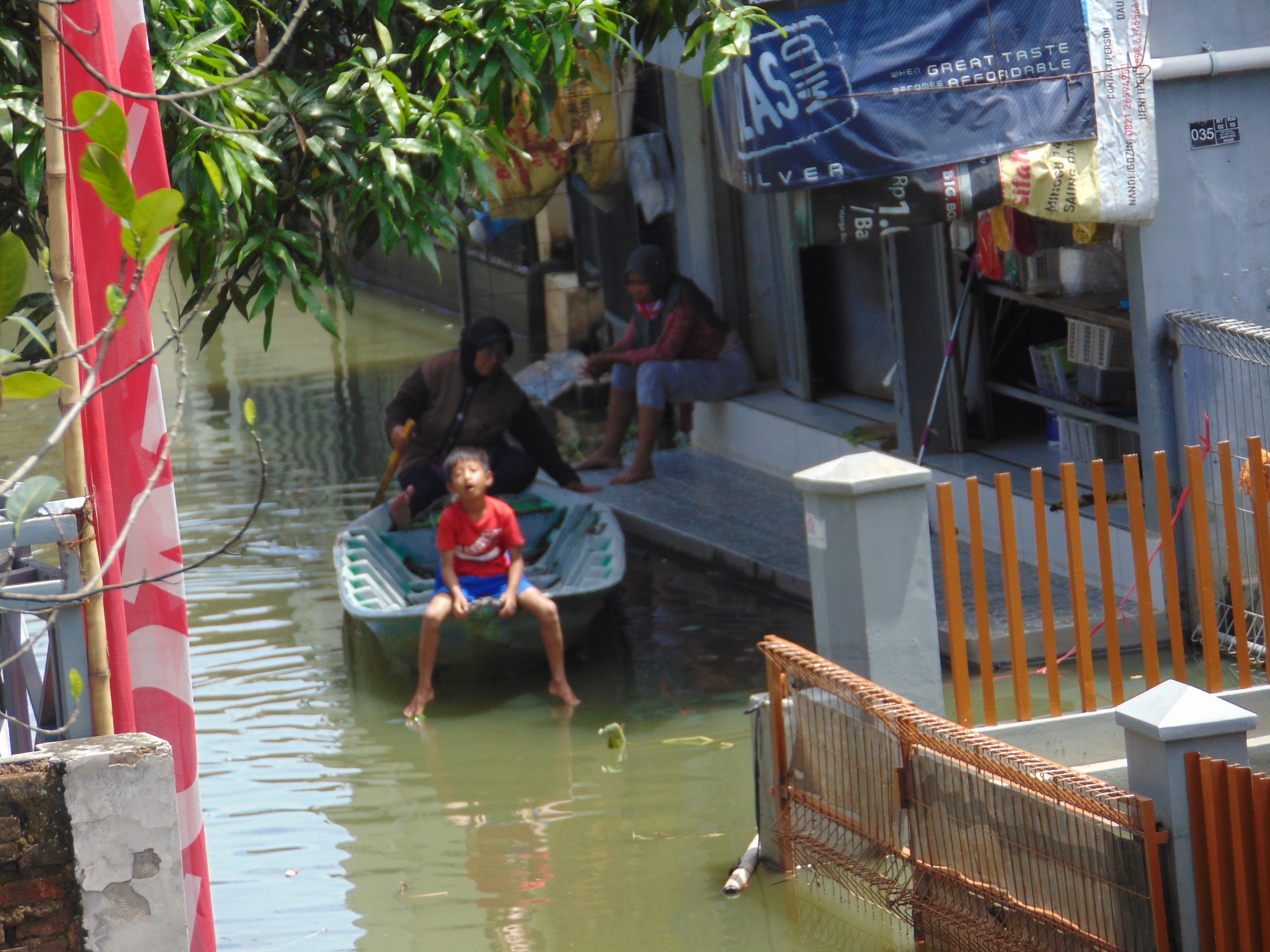 Desa bojongsoang, kecamatan bojongsoang,kabupaten bandung menggunakan perahu saat beraktivitas ke luar rumah
