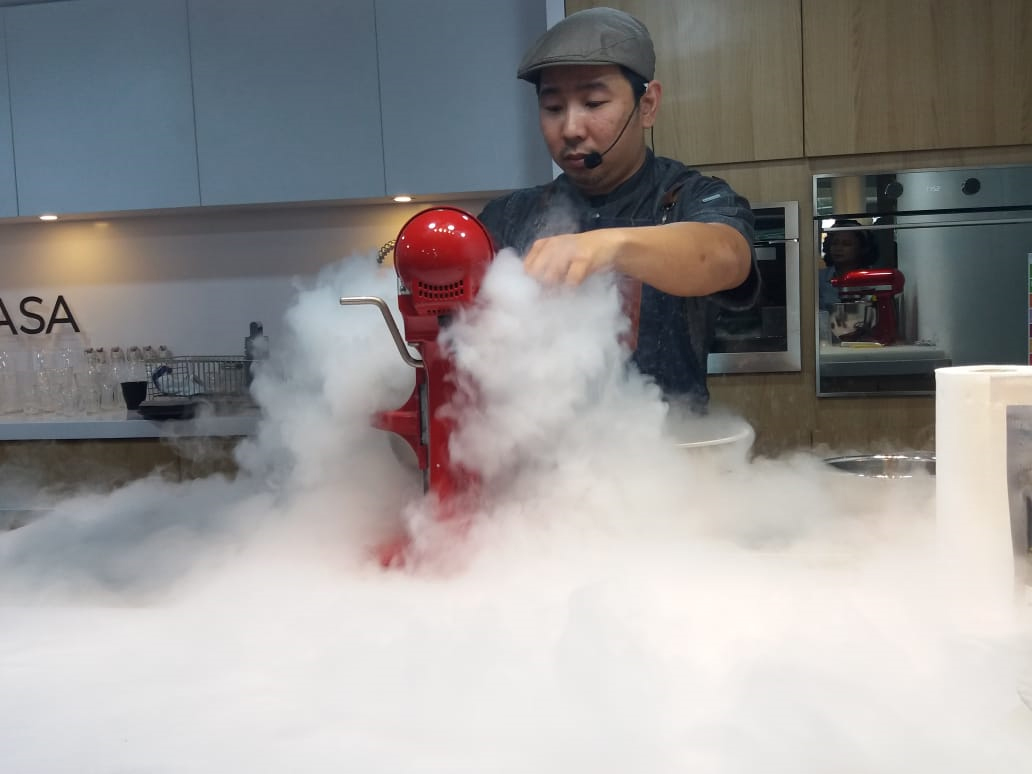 Ronald Prasanto memperagakan Molecular Gastronomy