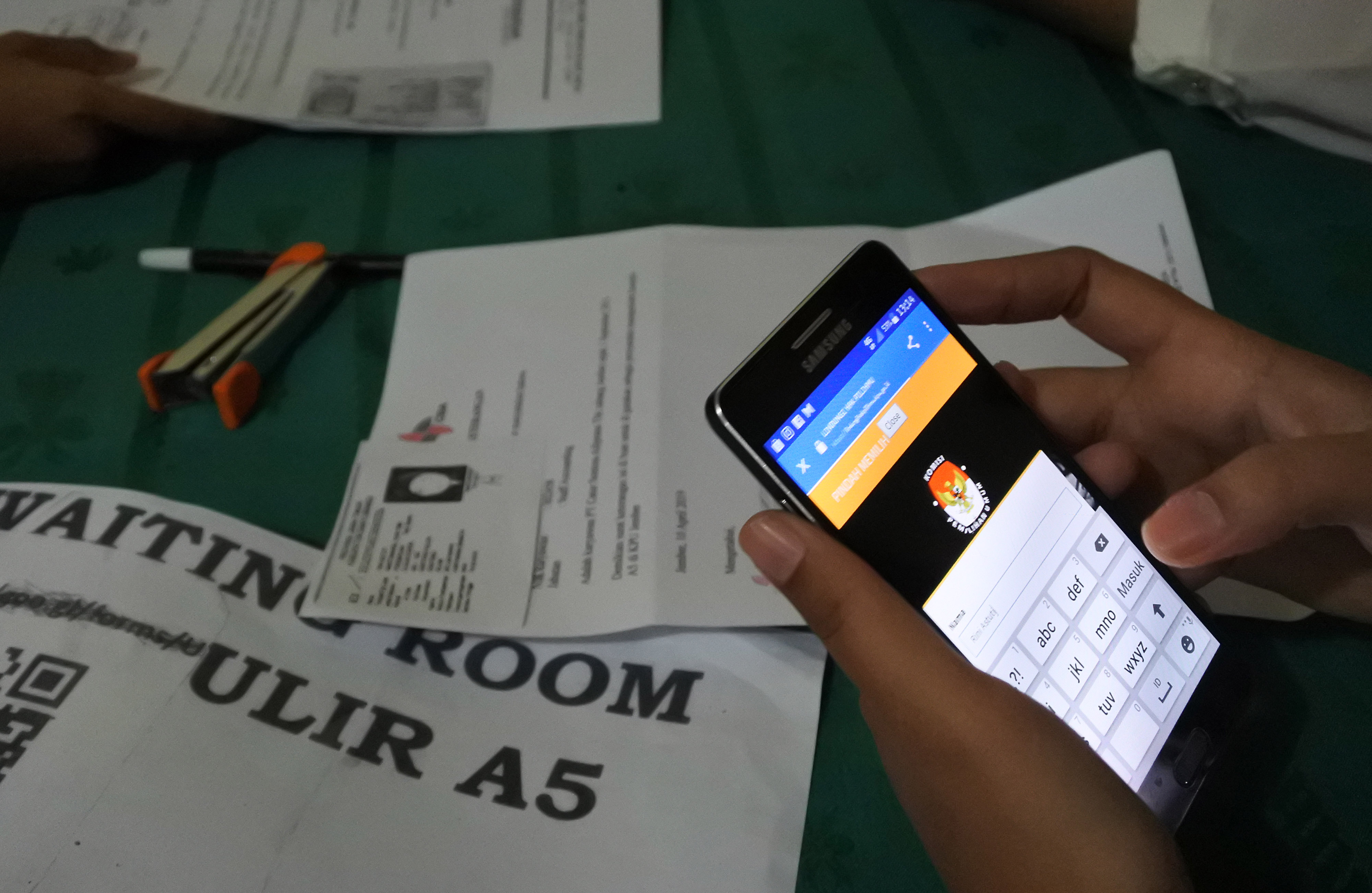 Warga mengurus surat pindah memilih atau formulir A5 dalam Pemilu serentak 2019 di KPU