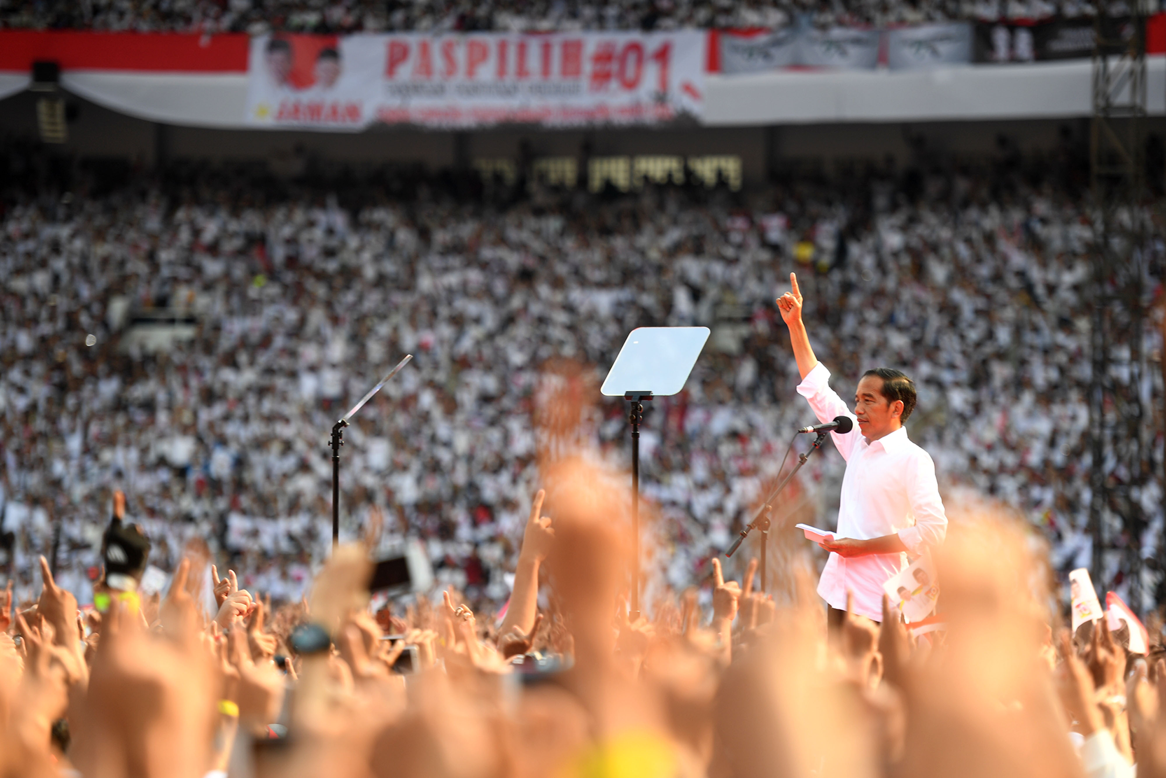 alon Presiden nomor urut 01 Joko Widodo berpidato saat Konser Putih Bersatu di Stadion Utama GBK, Jakarta, hari ini.