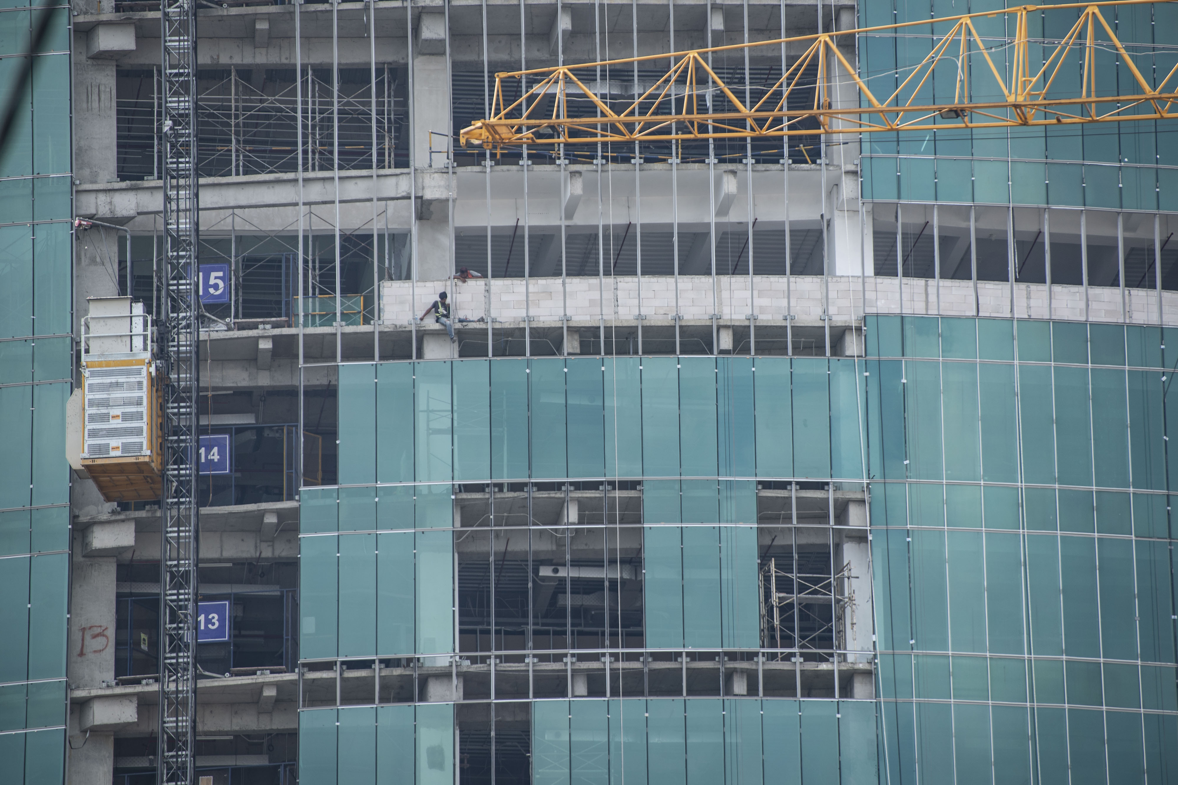  Pekerja beraktivitas pada proyek pembangunan gedung bertingkat di kawasan Kuningan