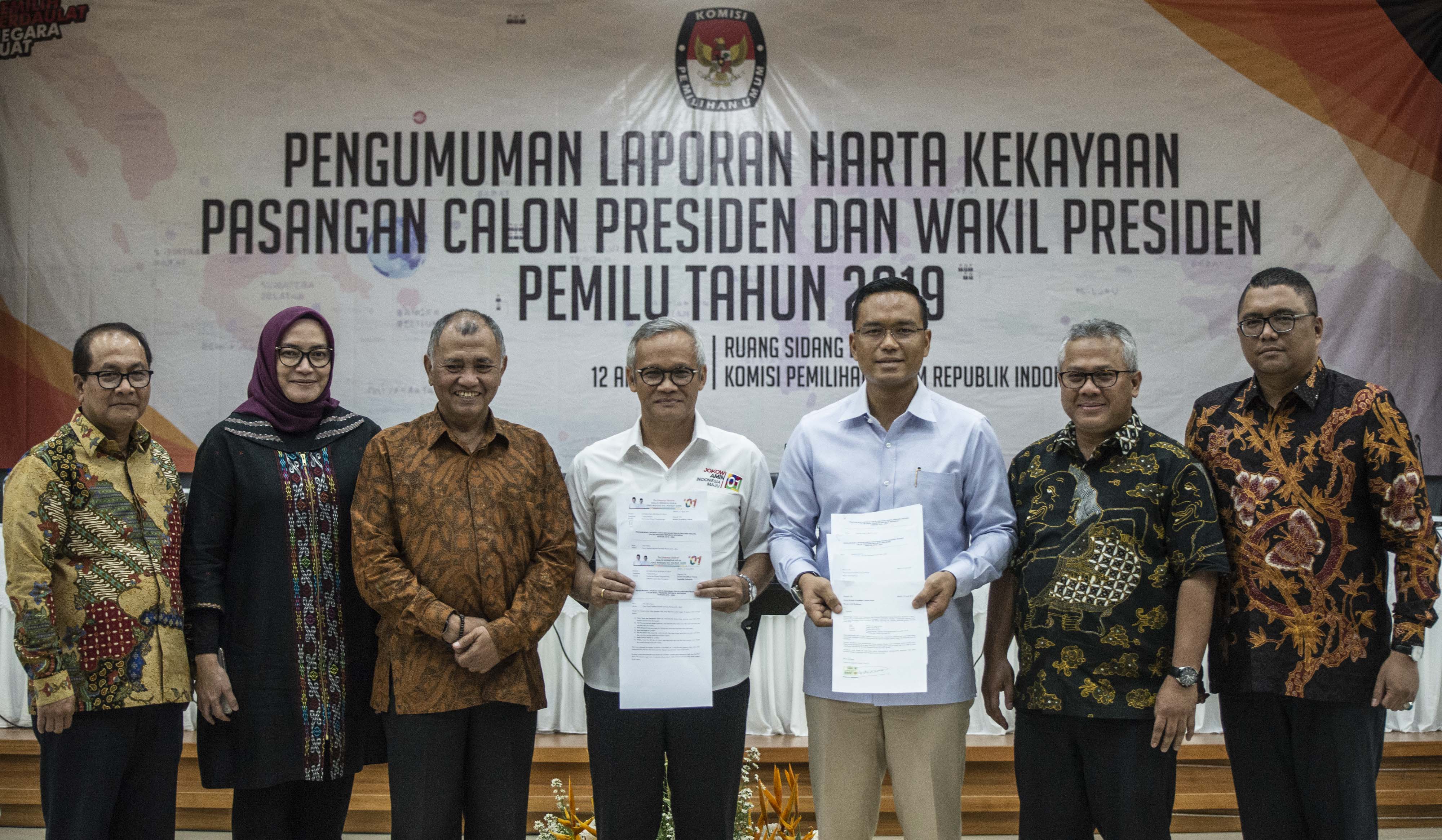Ketua KPU Arief Budiman (kedua kanan), Ketua KPK Agus Rahardjo (ketiga kiri), bersama perwakilan TKN dan BPN