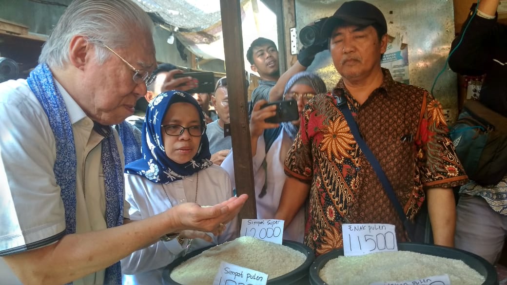 Menteri Perdagangan, Enggartiasto Lukita, mengecek persediaan bahan pangan di Pasar Pasalaran, Kabupaten Cirebon, Kamis (4/4).