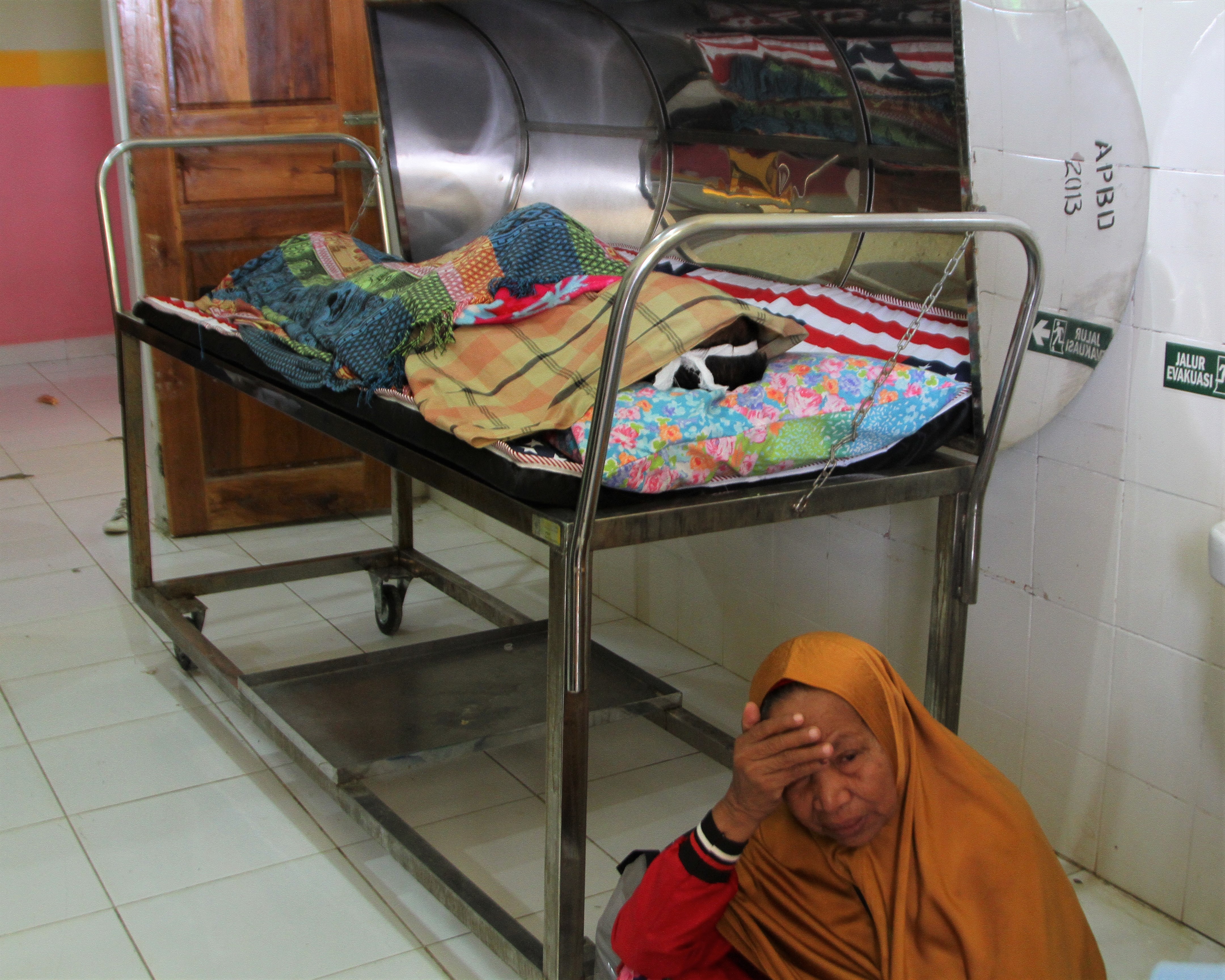 Jenazah La Hambu (48),  Ketua Kelompok Penyelenggaran Pemungutan Suara (KPPS) di TPS 01 Desa Mosolo, Kabupaten Konawe Kepulauan.