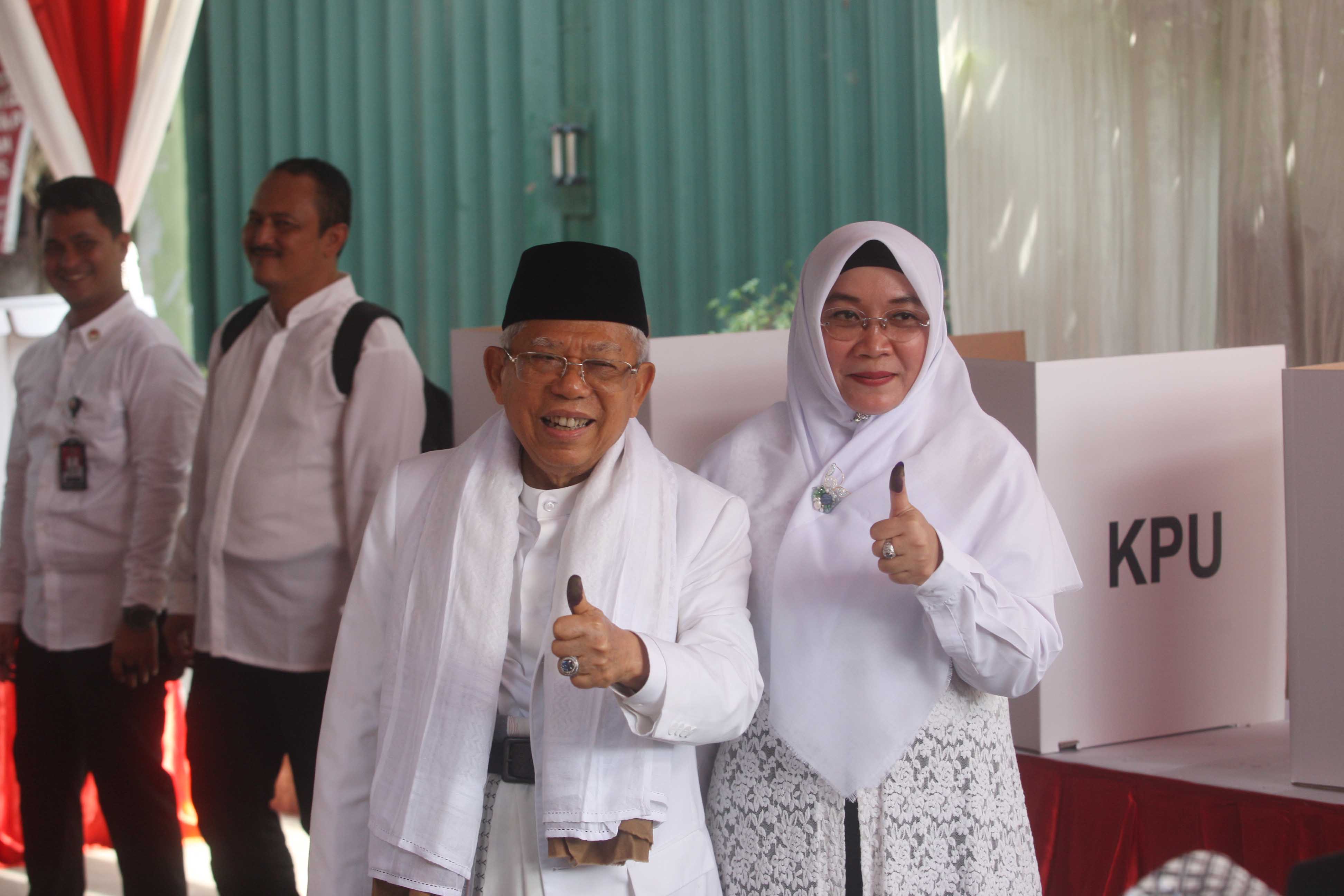 Calon Wakil Presiden nomor urut 01 Ma'ruf Amin (kiri) bersama istri Wury Estu Handayani 