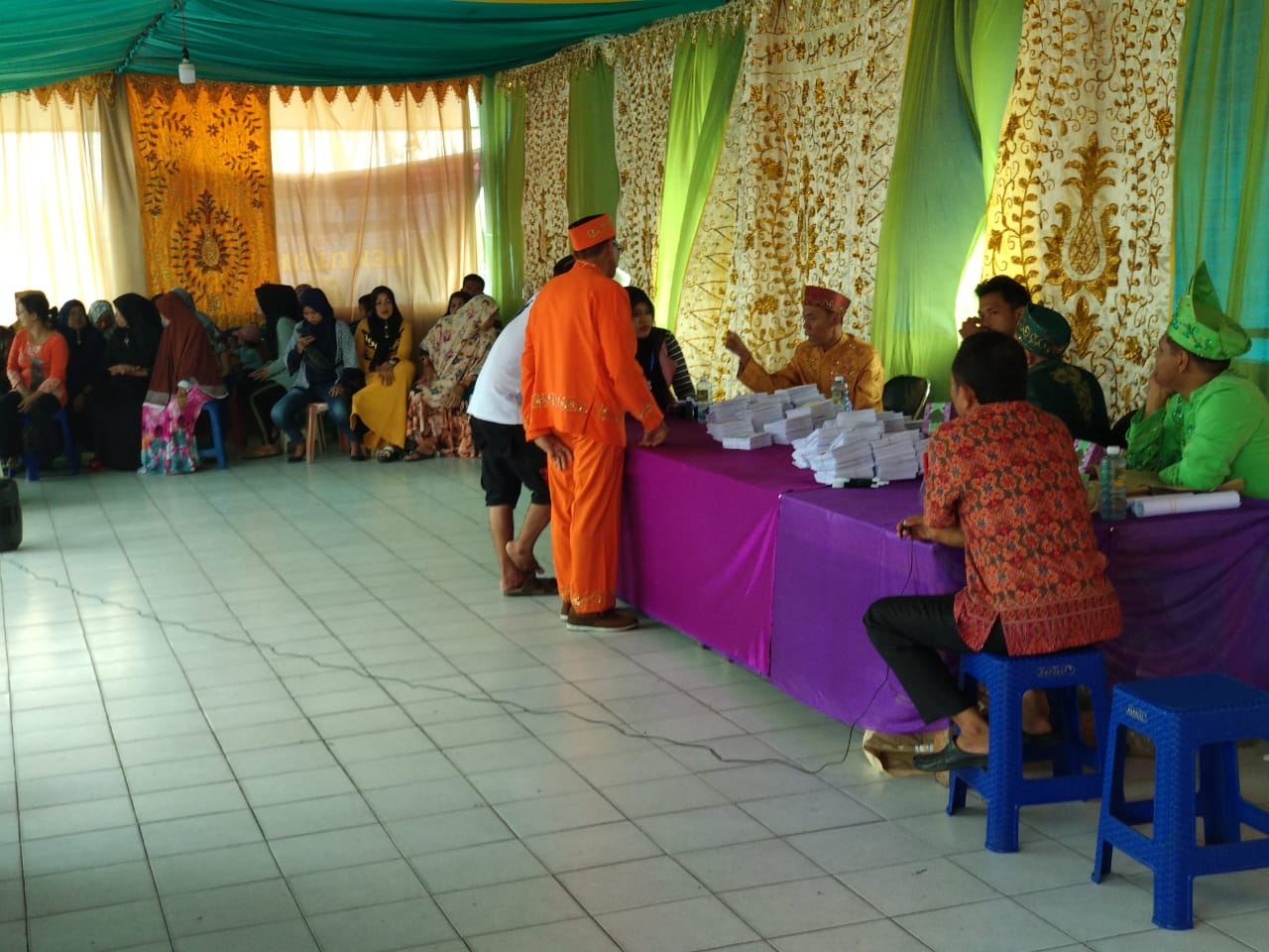 Suasana TPS 57 bernuansa pelaminan adat Banjar 