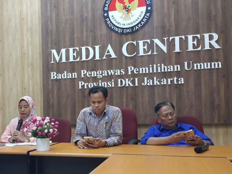 Bawaslu DKI Jakarta menggelar konferensi pers terkait evaluasi pengawasan pada pemungutan suara Pilkada DKI di Kantor Bawaslu DKI