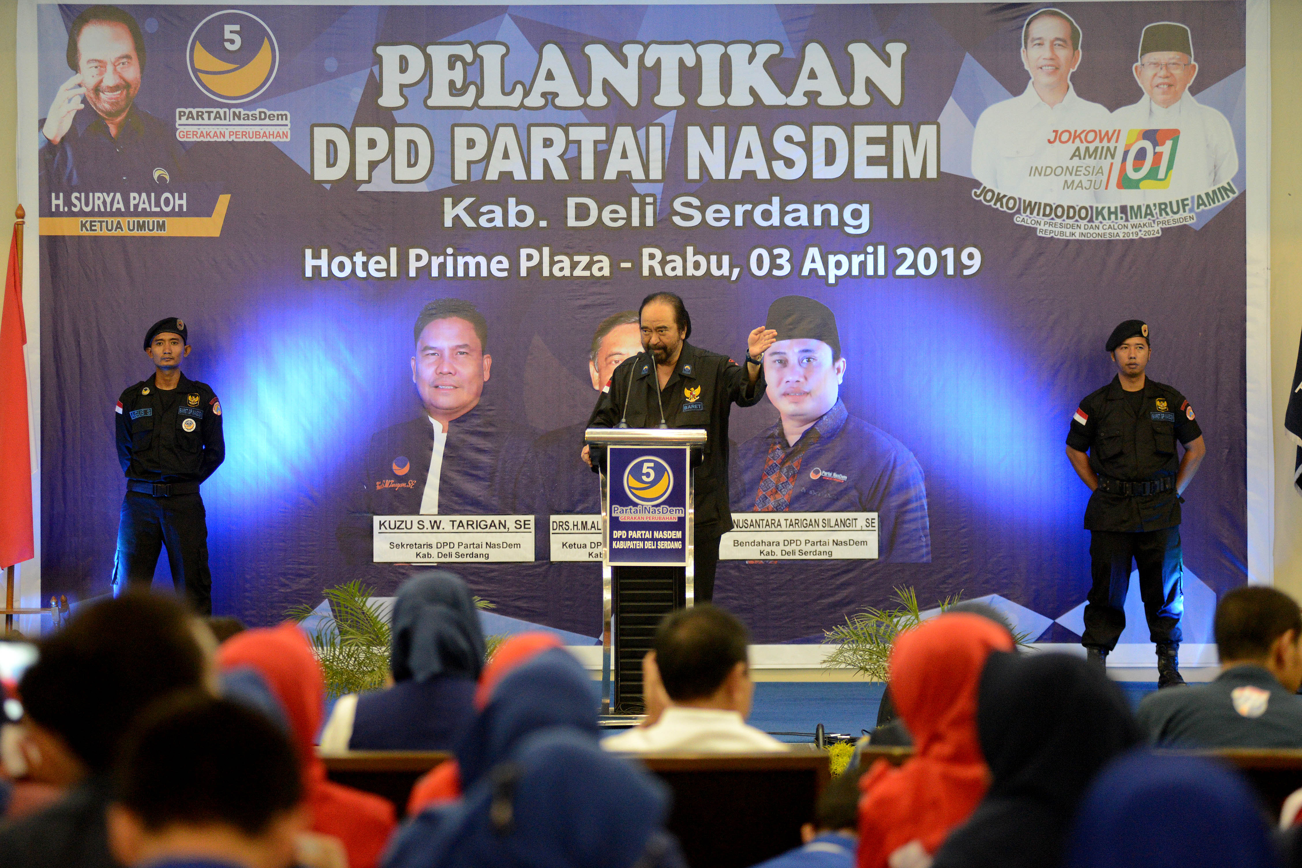  Ketua Umum Partai NasDem Surya Paloh menyampaikan pidatonya dalam pelantikan DPD Partai NasDem Kabuten Deli Serdang di Hotel Prime Plaza,