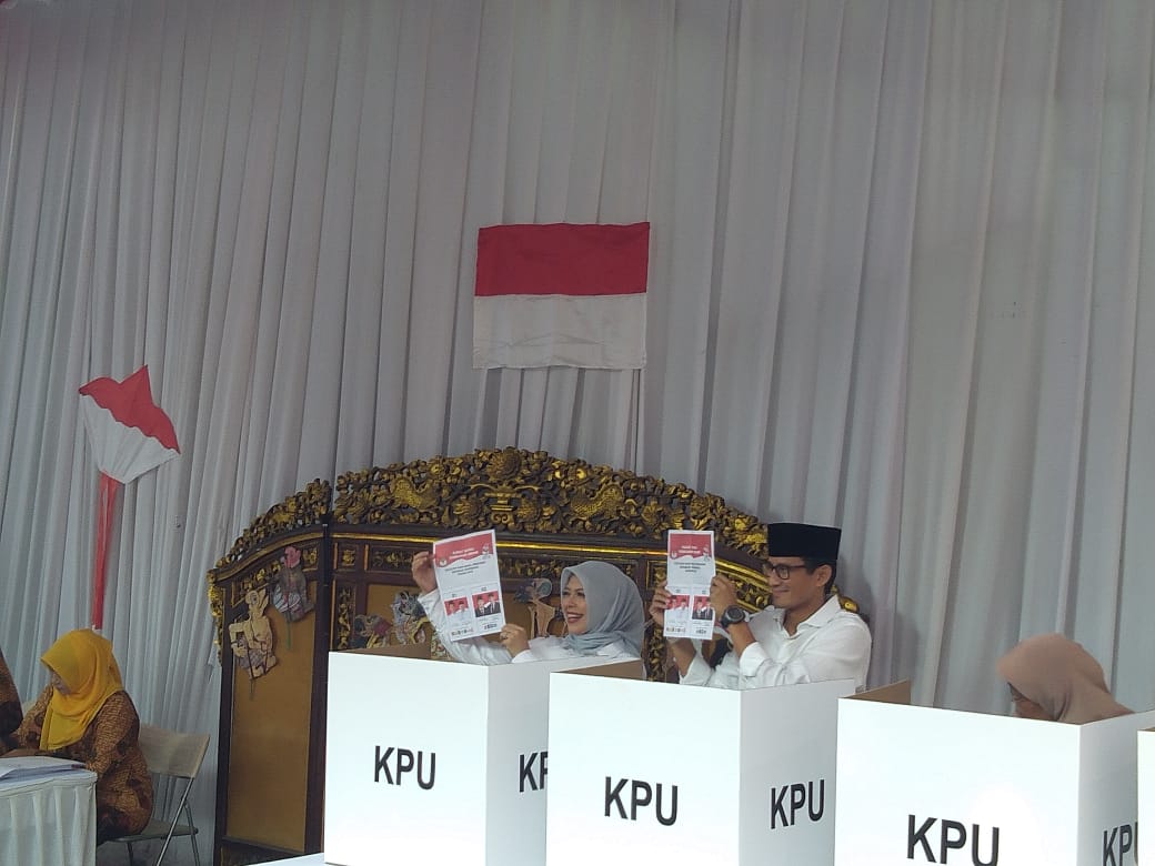 Cawapres nomor urut 02 Sandiaga Uno menggunakan hak suaranya.