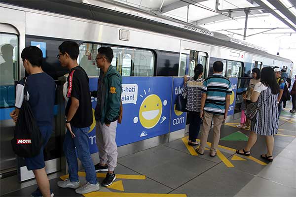 Penumpang bersiap menaiki moda transportasi MRT pada hari pertama fase operasi secara komersial (berbayar) di Stasiun MRT Lebak Bulus, Jakar