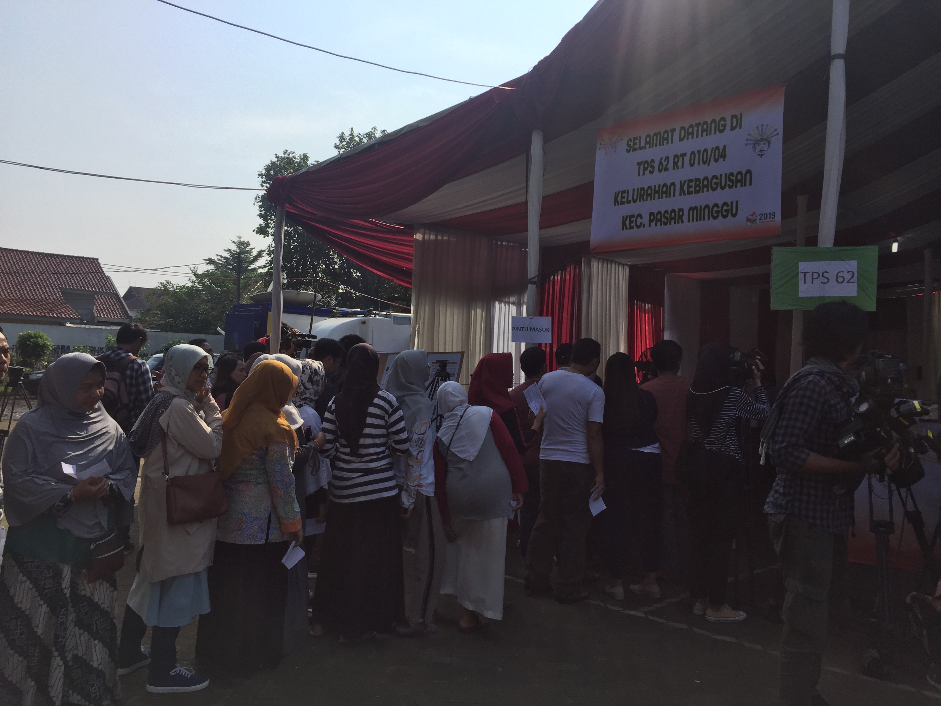 Warga mengantre di TPS 62 Kebagusan tempat Megawati akan mencoblos.