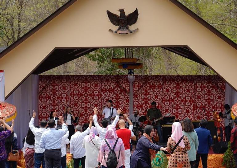 Sejumlah warga menikmati panggung gembira usai menggunakan hak suara mereka di Washington DC.