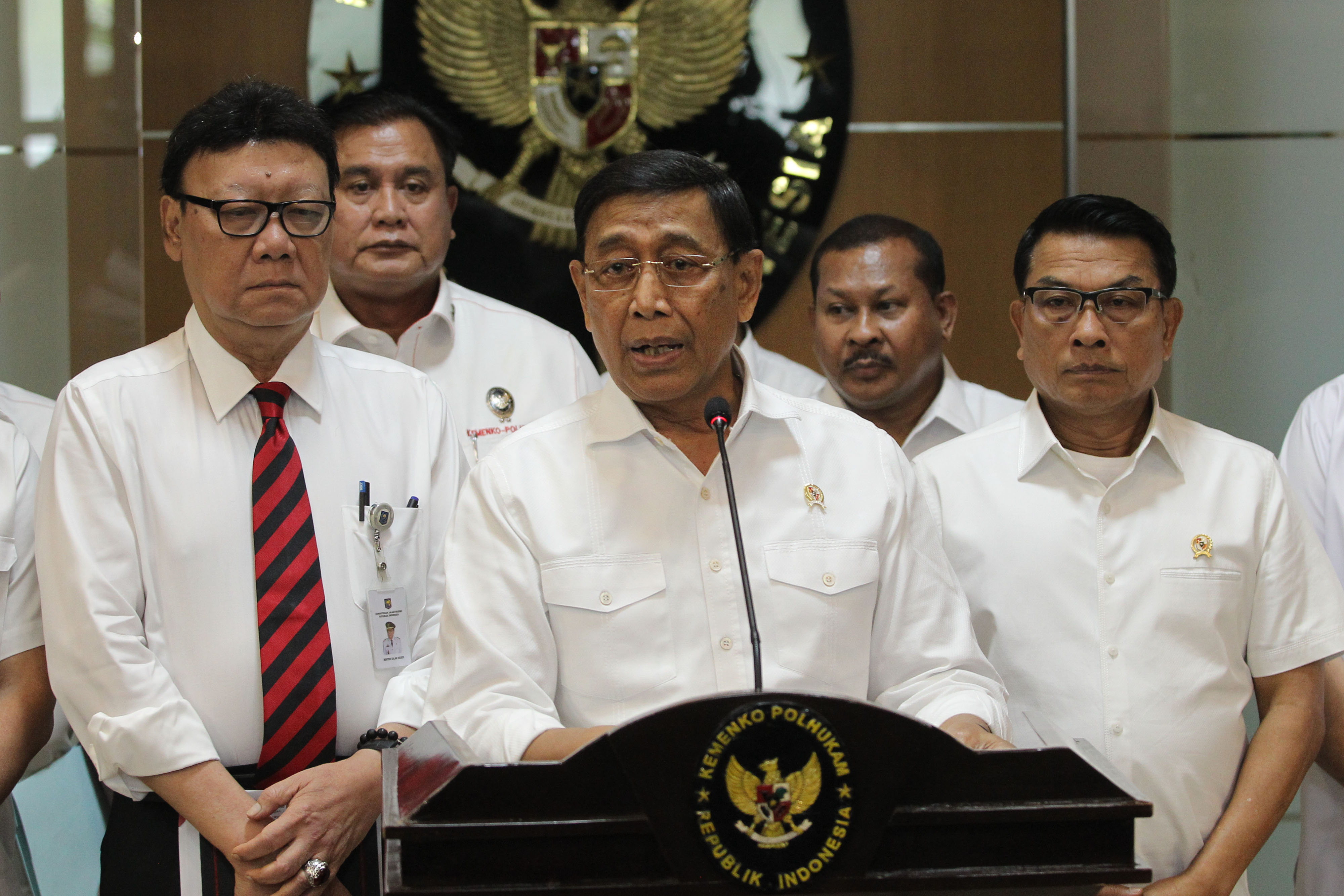Menkopolhukam Wiranto (tengah) bersama Menteri Dalam Negeri Tjahjo Kumolo (kiri) dan Kepala Staf Kepresidenan Moeldoko