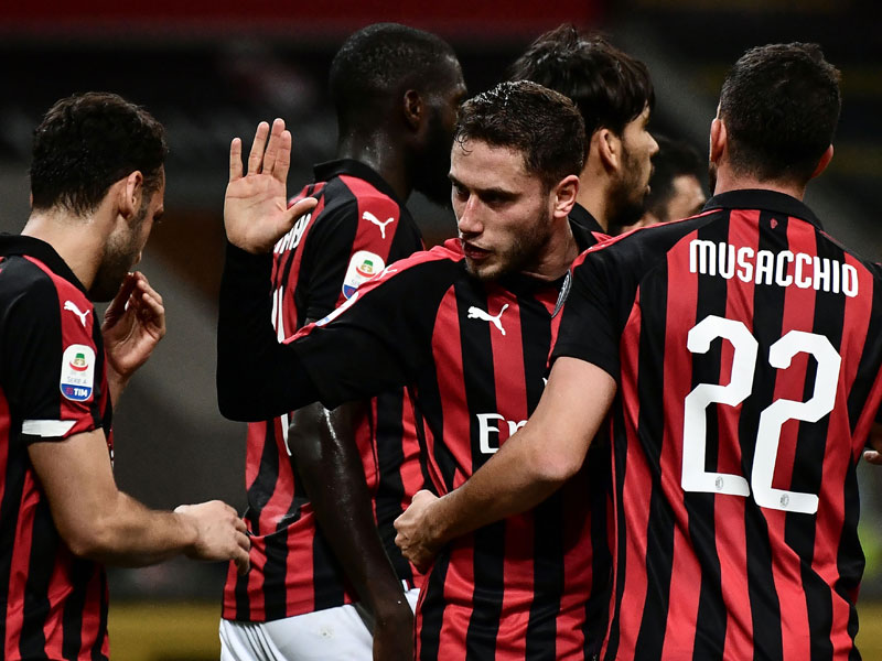 Pemain bertahan AC Milan asal Argentina Mateo Musacchio (22) merayakan golnya e gawang Lazio dalam lanjutan liga seri A semalam.