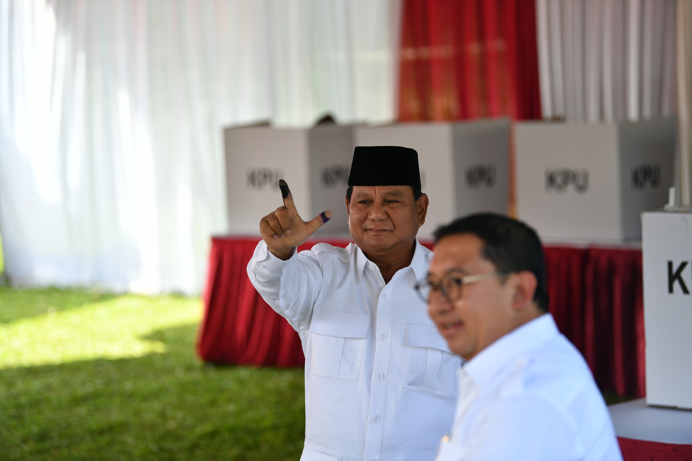 Calon Presiden nomor urut 02 Prabowo Subianto menggunakan hak pilihnya di TPS 041, Kampung Curug, Desa Bojong Koneng, Babakan Madang, Bogor.