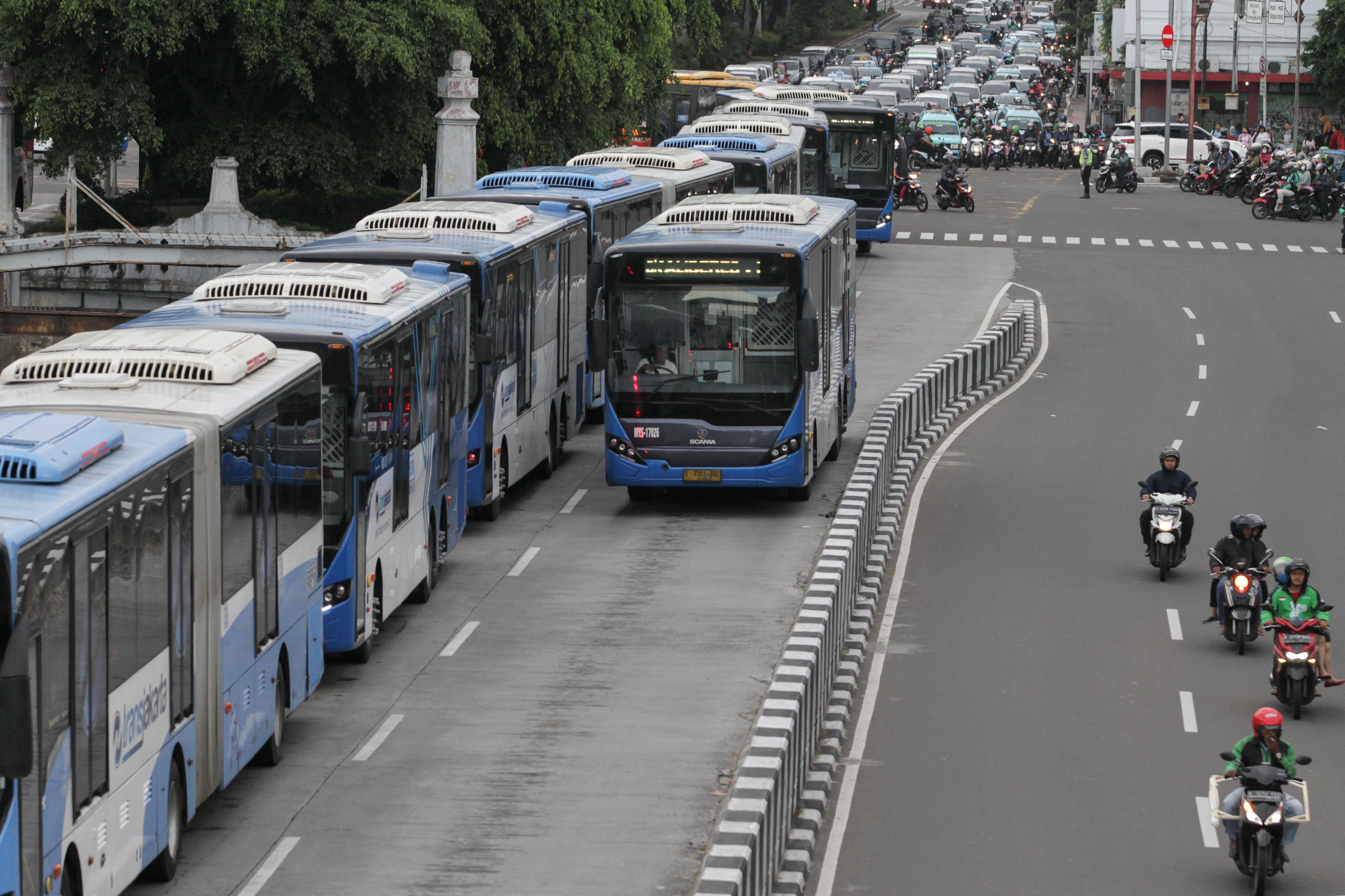 Aktivitas bus Transjakarta di central halte Harmoni