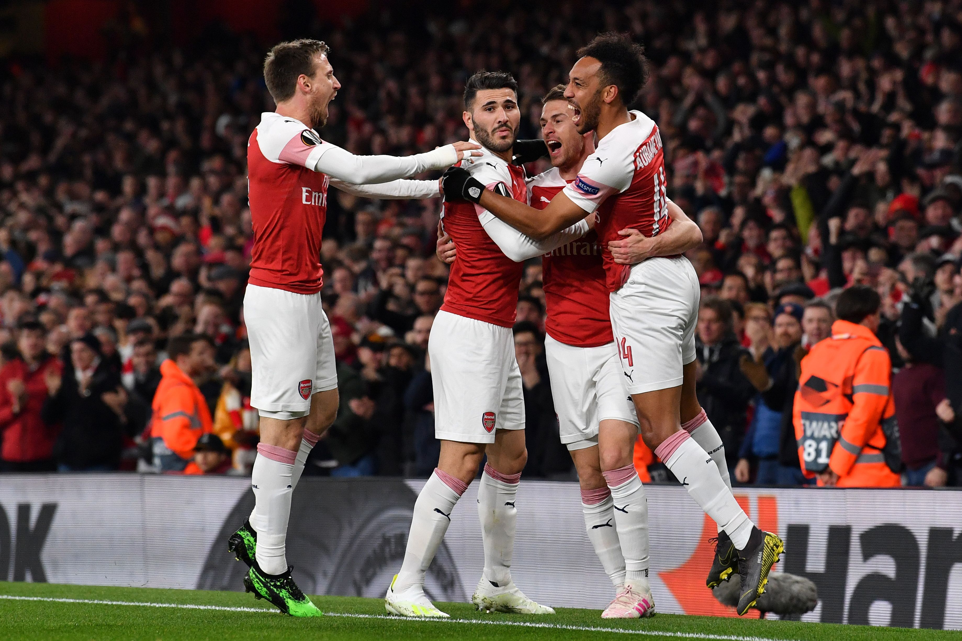 Gelandang Welsh Arsenal Aaron Ramsey (2R) merayakan mencetak gol pertama tim selama perempat final UEFA Europa League, leg pertama