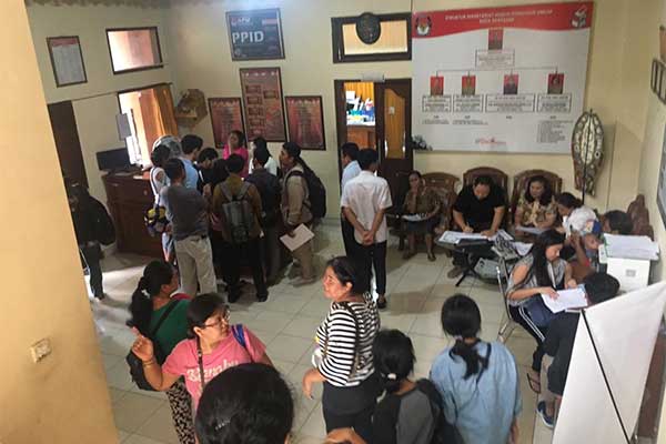 Permohonan form A5 pindah memilih di KPU Badung diwarnai antrean: Ket foto: Permohonan form A5 untuk pindah memilih di KPU Badung diwarnai a