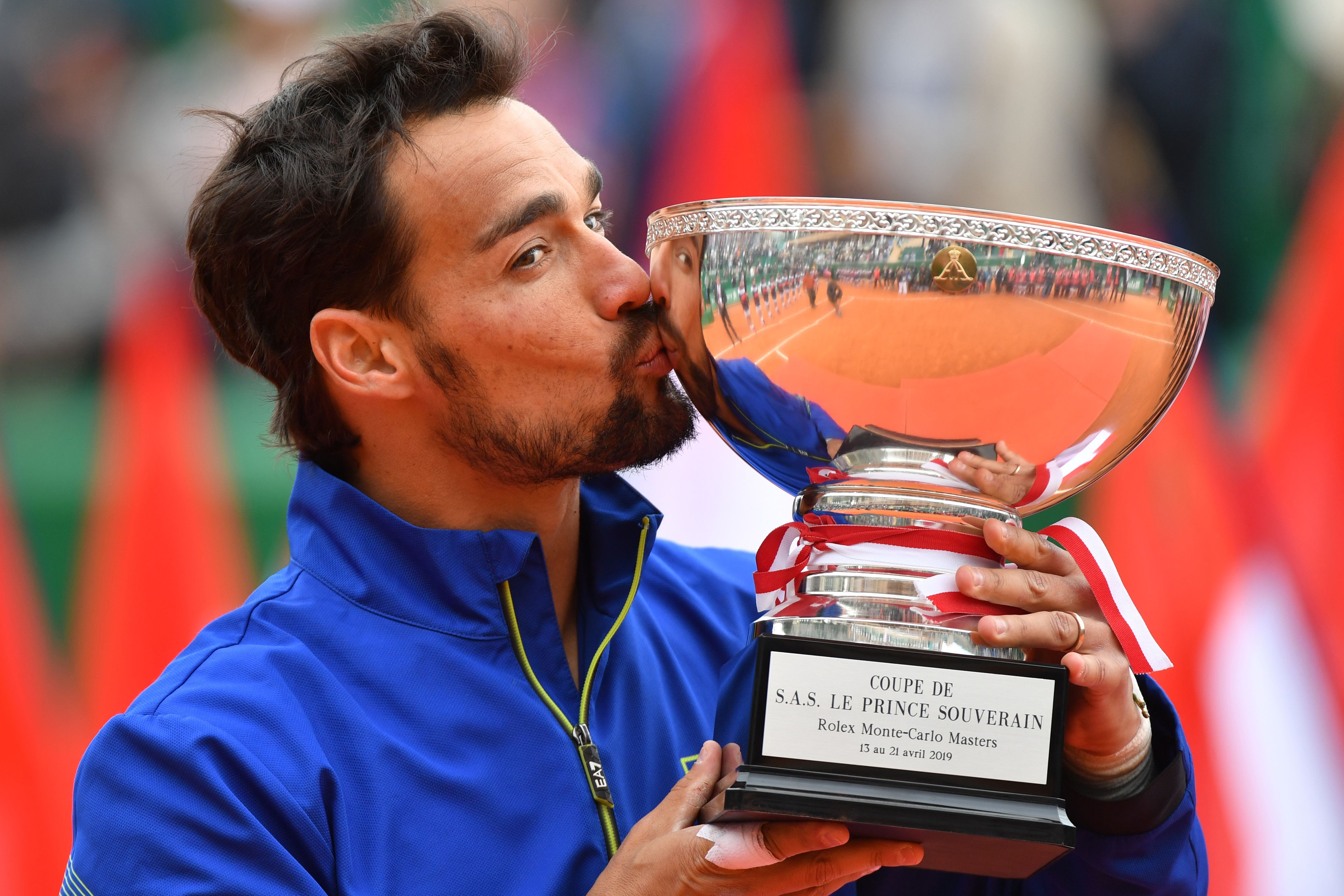 Fabio Fognini mencium trofi 