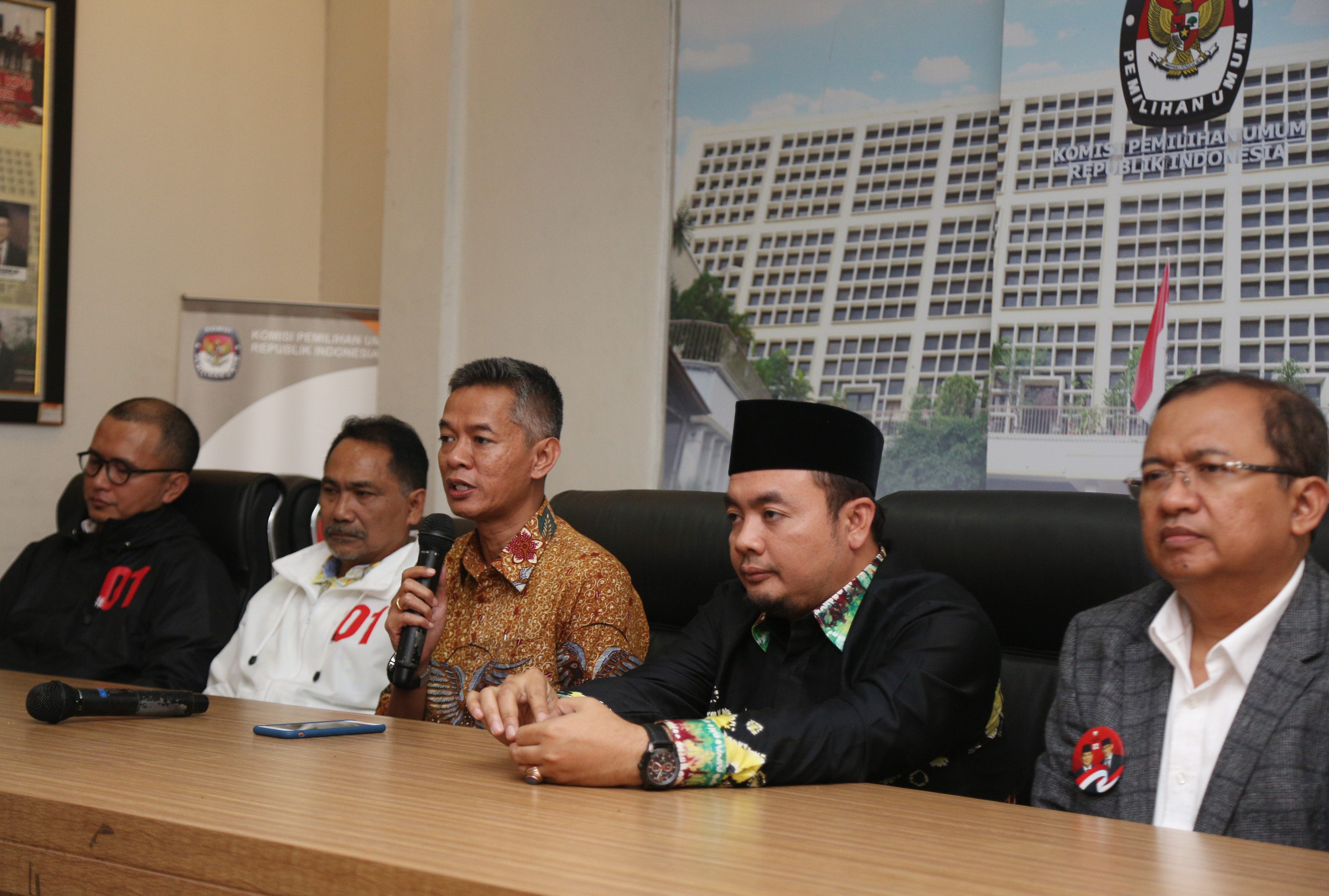 KPU bersama timses Paslon presiden-wakil presiden menjelaskan hasil rapat soal evaluasi debat keempat dan persiapan debat kelima di Jakarta