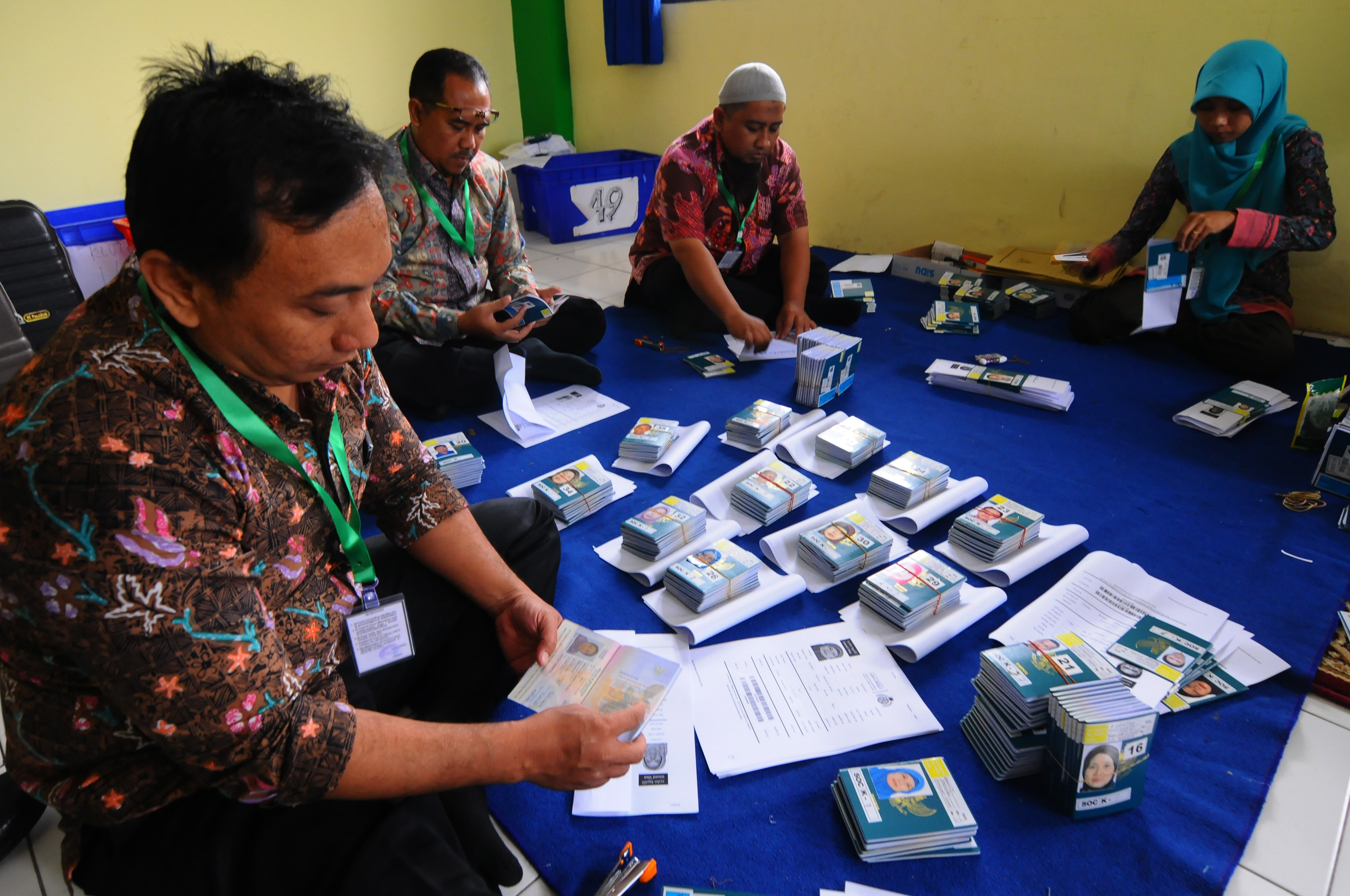 Petugas menyiapkan visa haji. Pendiri PA 212 ditangkap karena penipuan visa haji