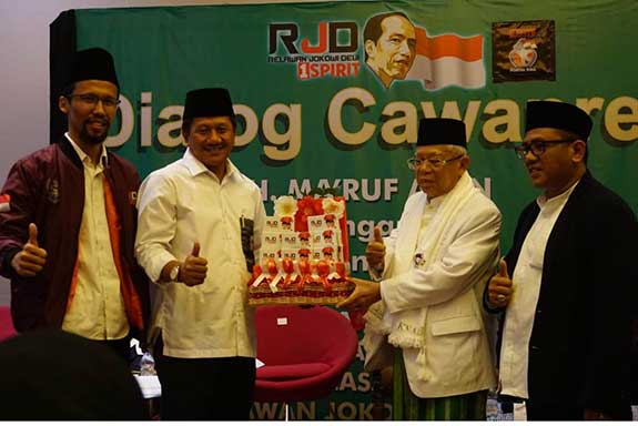 KH Ma’ruf Amin membagikan Akta Yayasan Pesantren dan ID ratusan Nasional Masjid dari Kementerian Agama.